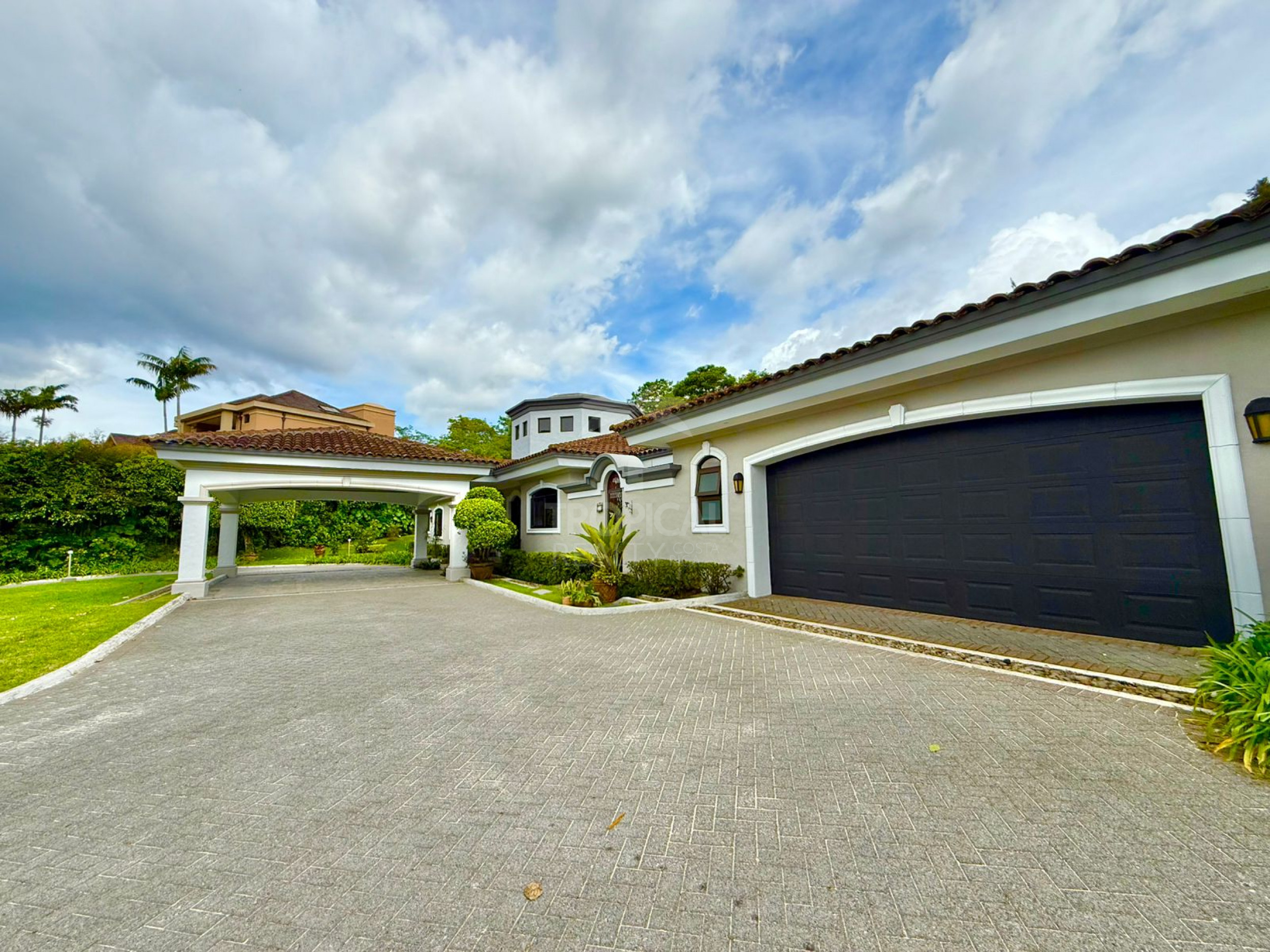 Luxury Single-Story Home in Monterán, Curridabat – 4 Bedrooms, Jacuzzi & 2,800 m² Lot