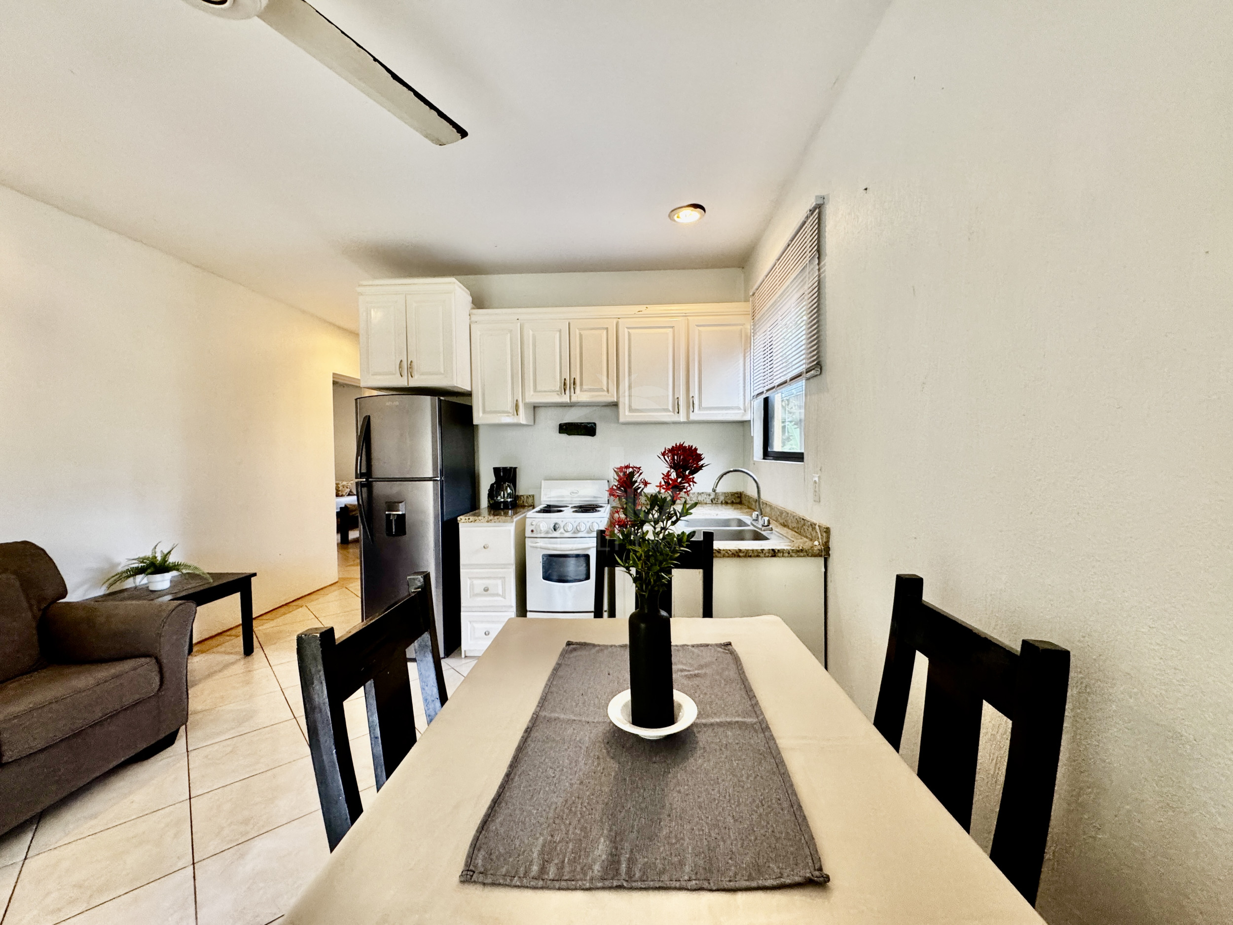 Apartamento en alquiler en Montezuma, tres habitaciones, su hogar frente al paraíso.