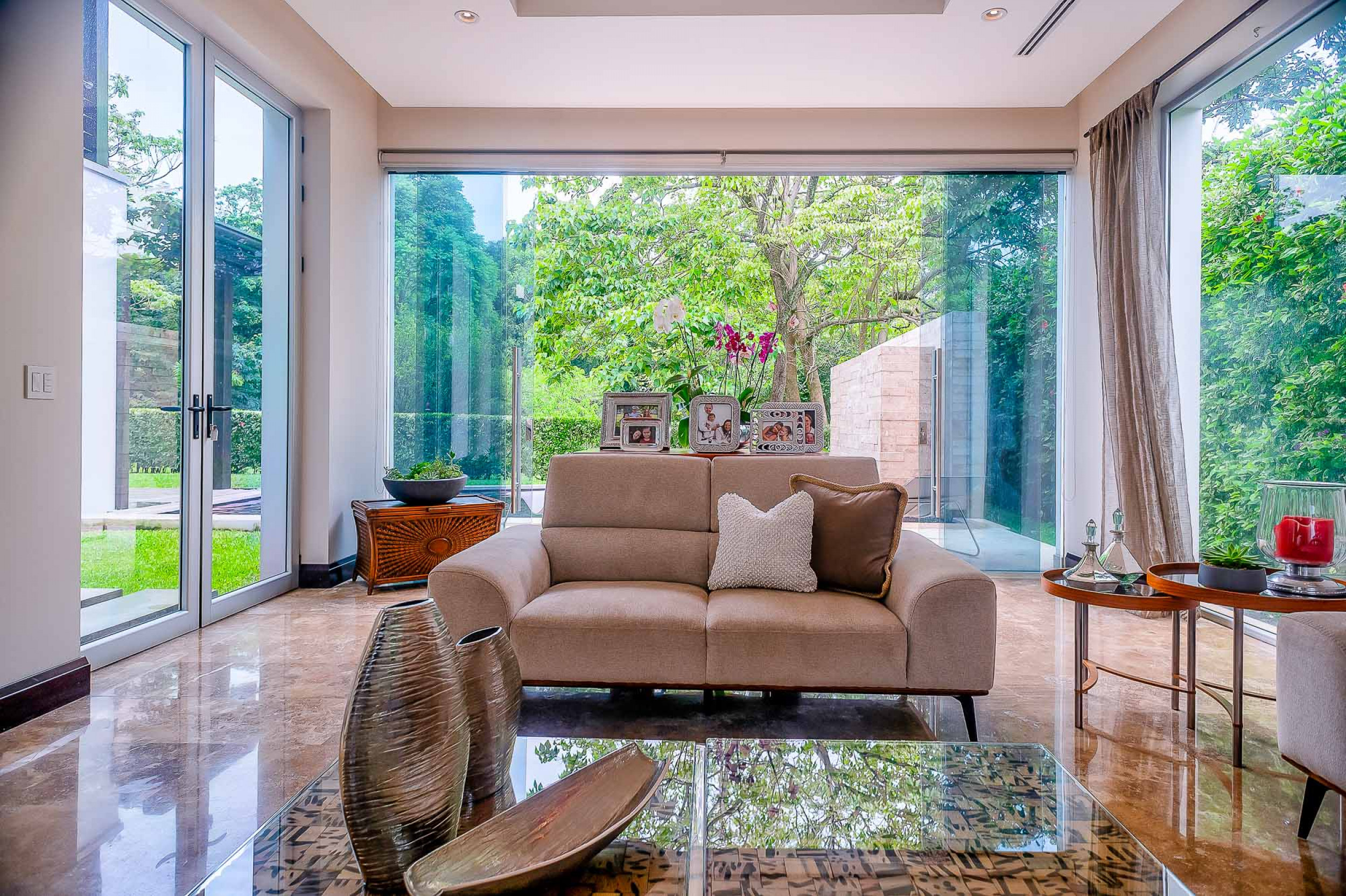 Luxurious Living: Casa Illuminata - Where Contemporary Elegance Meets Natural Splendor