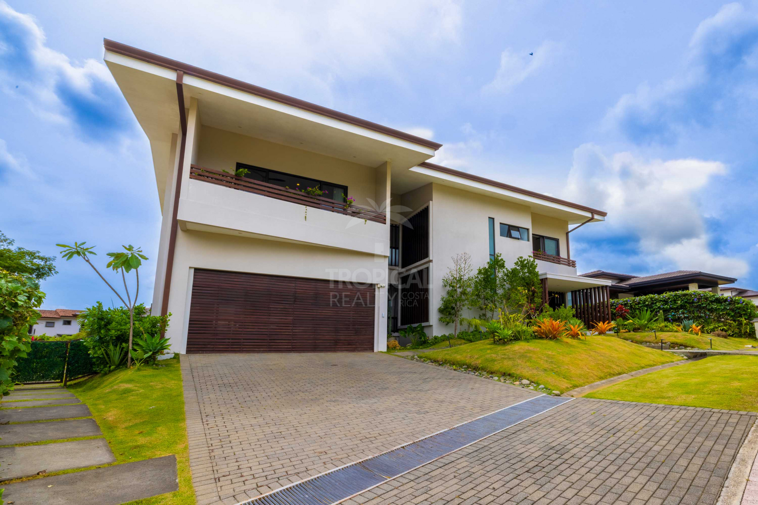 Luxury Residence for Sale in Hacienda Los Reyes – Contemporary Design, Guest Apartment & Exclusive Lifestyle