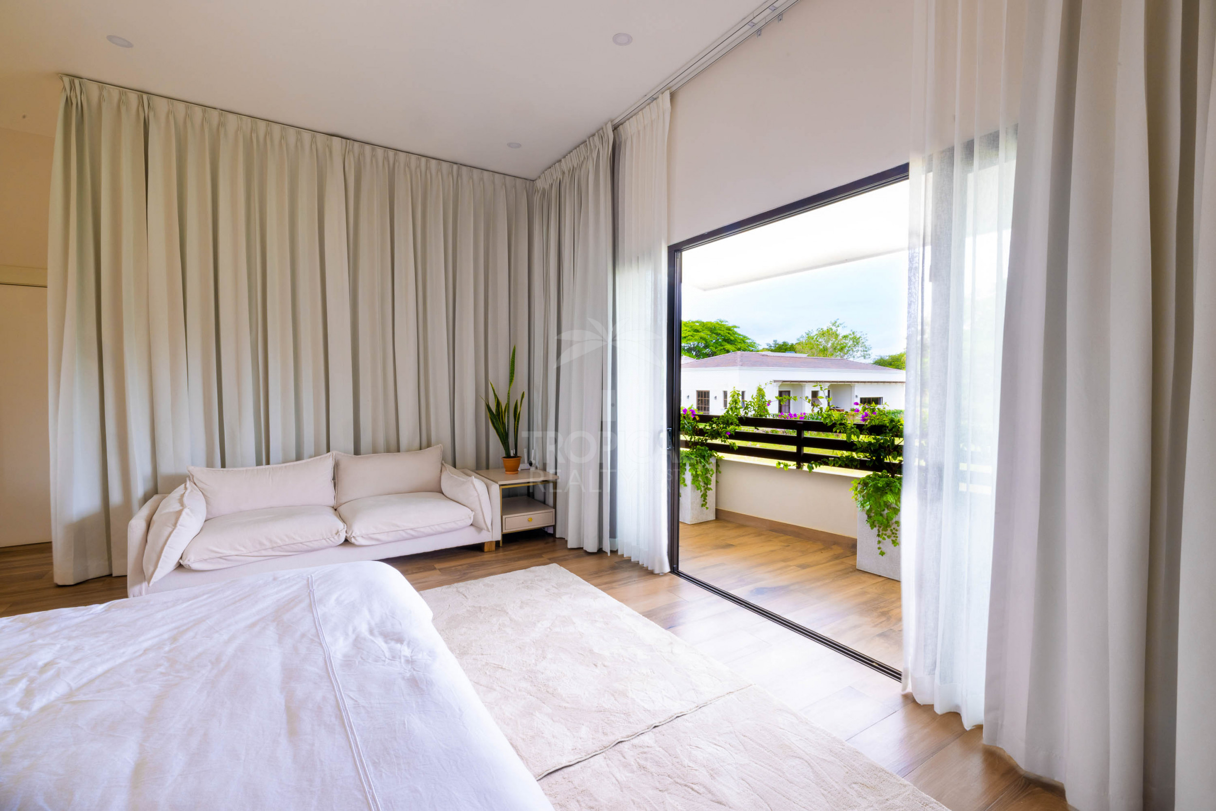 Luxury Residence for Sale in Hacienda Los Reyes – Contemporary Design, Guest Apartment & Exclusive Lifestyle