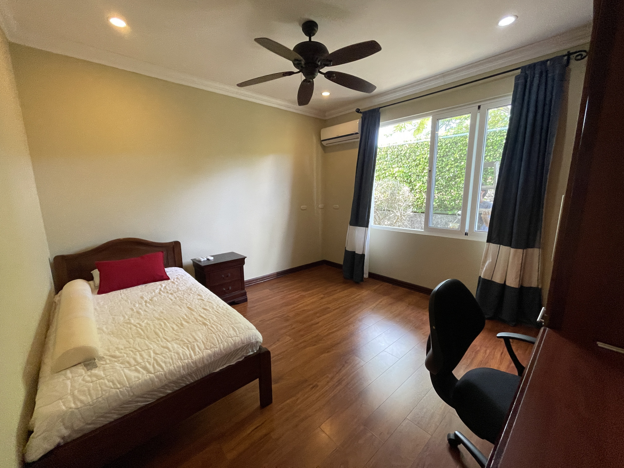 House for sale in Ciudad Colón, El Rodeo – With Pool and Spacious Green Areas