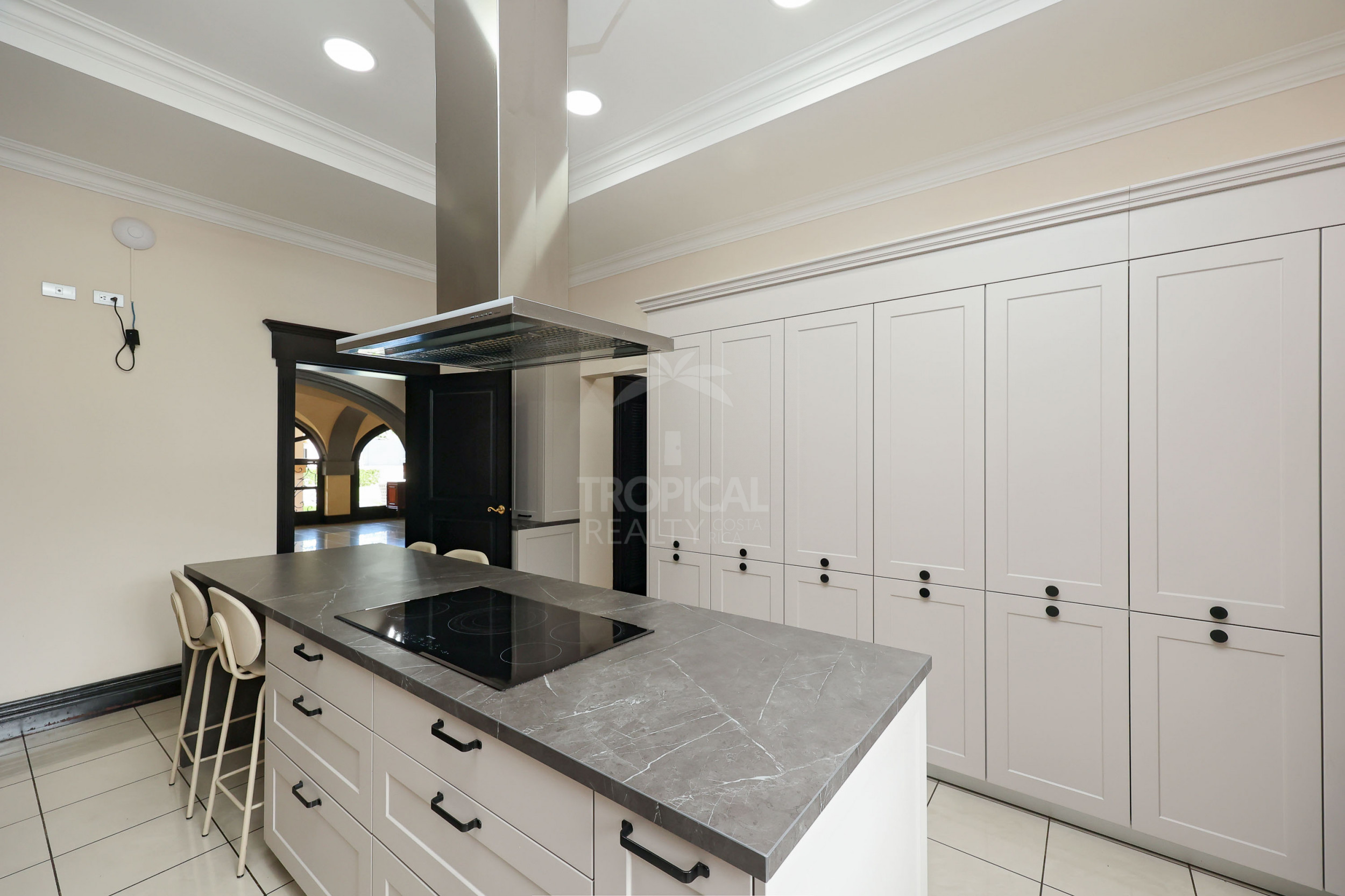 Luxury Home for Sale in Pinares de Curridabat – Modern Elegance Meets Timeless Comfort