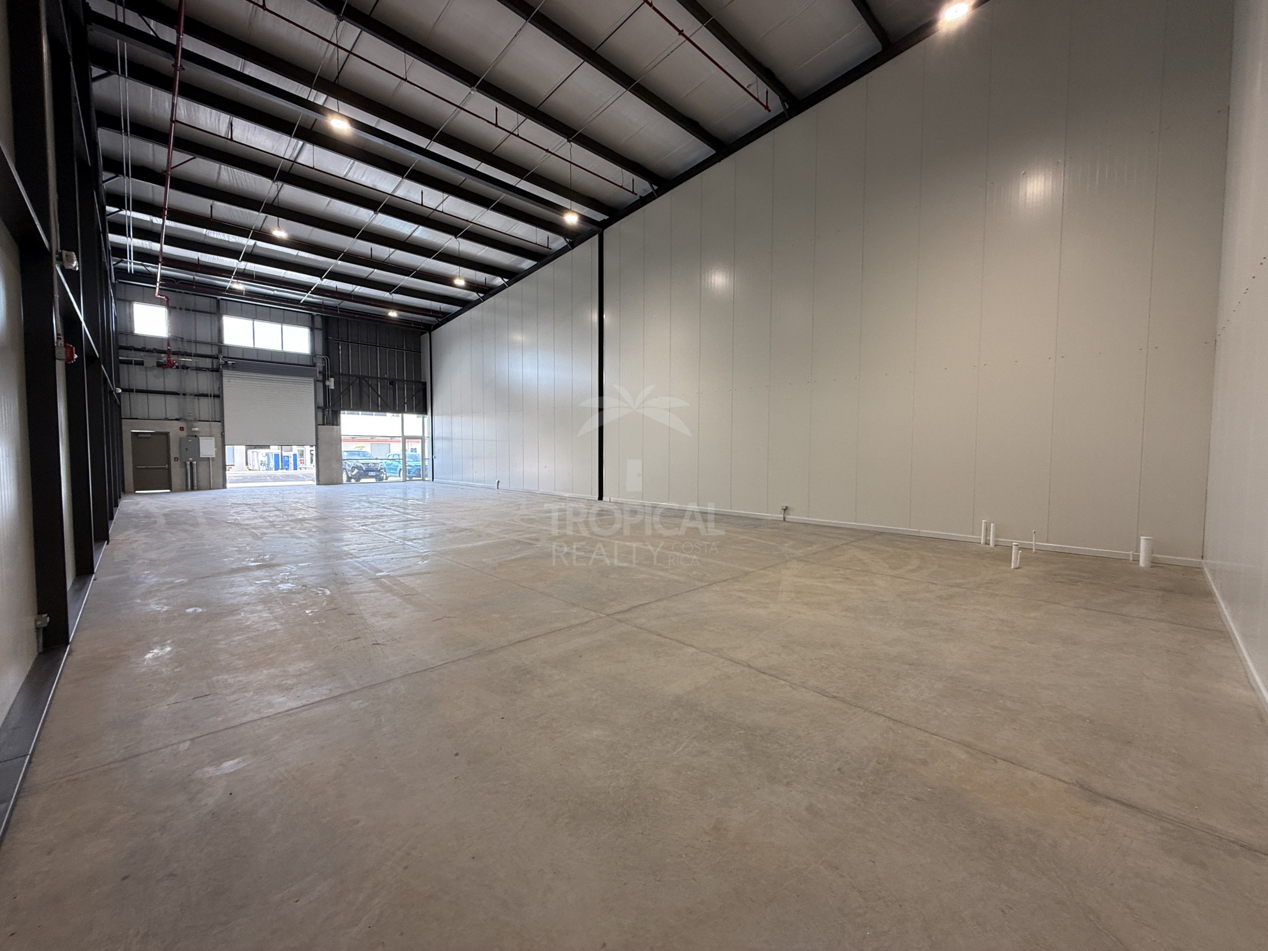 LiberiaStrategic Industrial Opportunity: High-Efficiency Office-Warehouse for rent in Solarium, Liberia