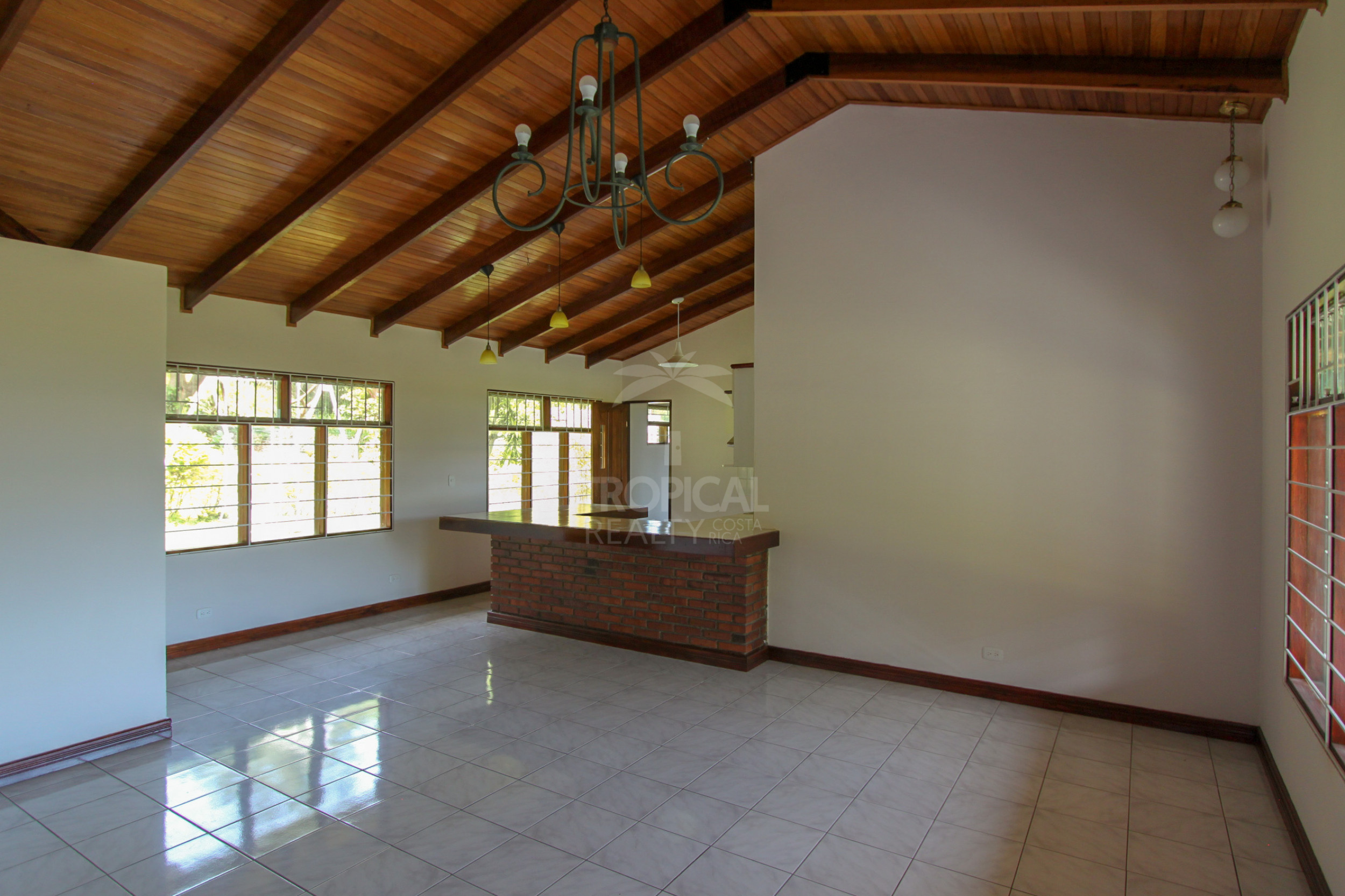 Single-Story Home for Sale – Santa Ana, Piedades | Expansive 2,650 m² Lot with Scenic Views and Development Potential