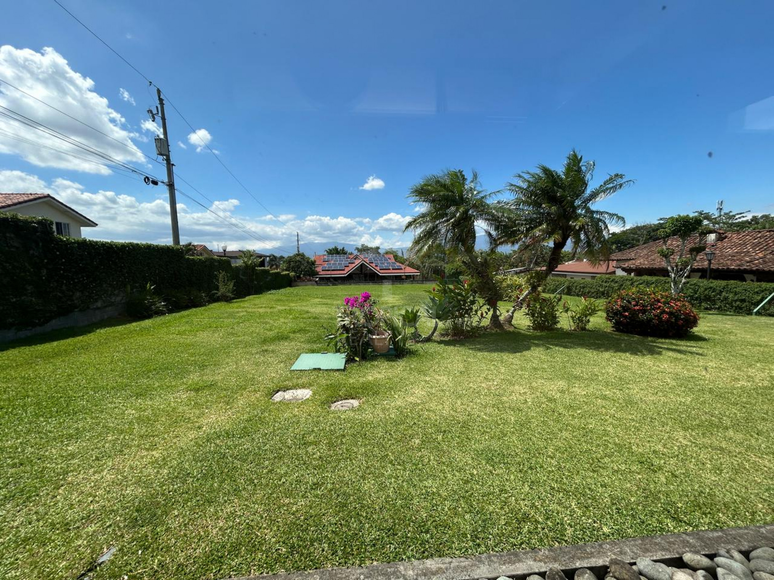 Single-Story Home for Sale in Piedades de Santa Ana – Expansive 1,927 m² Lot and Private Setting