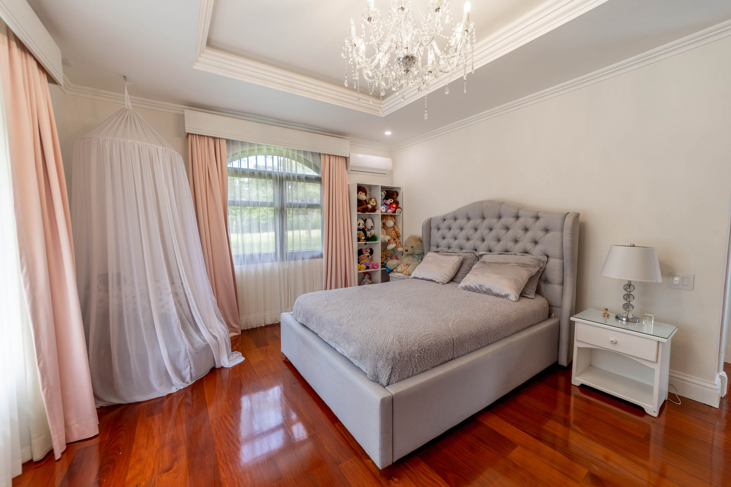Monteran Luxury Estate: Exquisite 3-Bedroom Residence SOLD