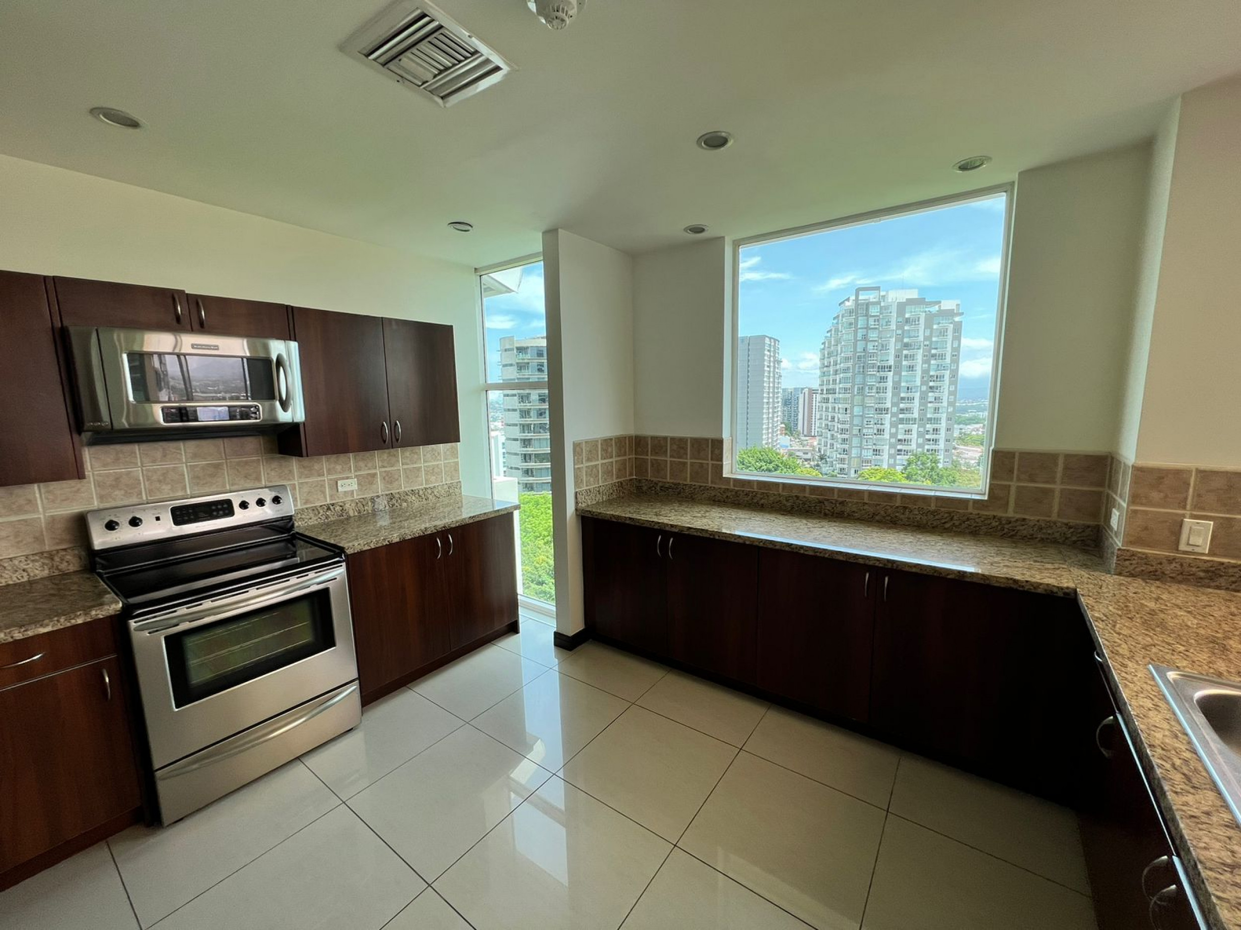 Penthouse Exclusivo en Torre Nunciatura: Elegancia y Funcionalidad SOLD