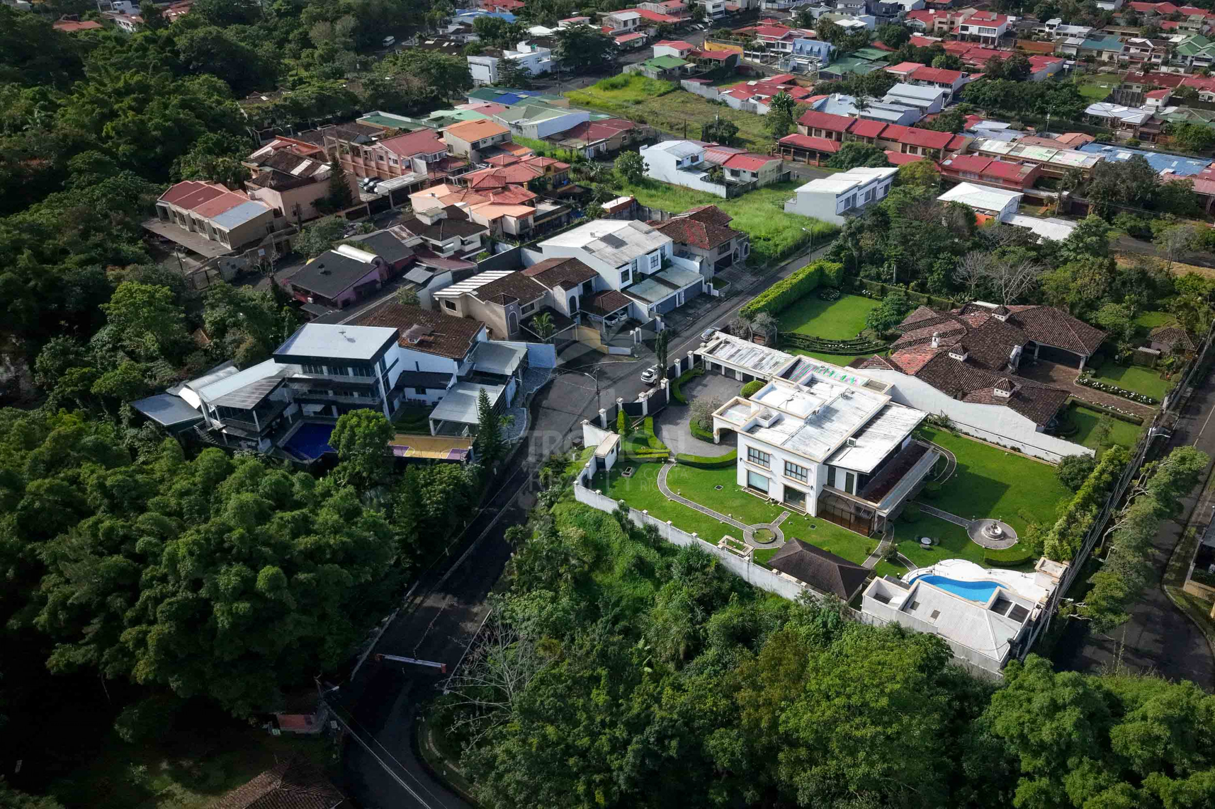 Luxury Home for Sale in Pinares de Curridabat – Modern Elegance Meets Timeless Comfort