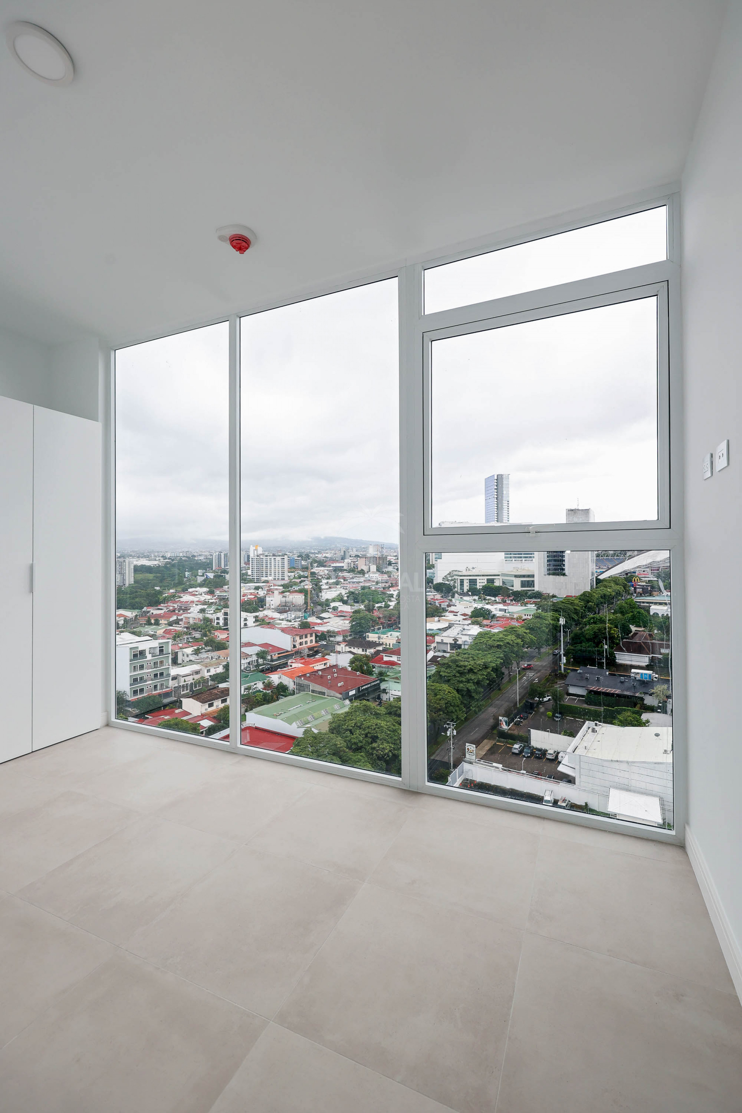 Contemporary City View Apartment – La Sabana, San José