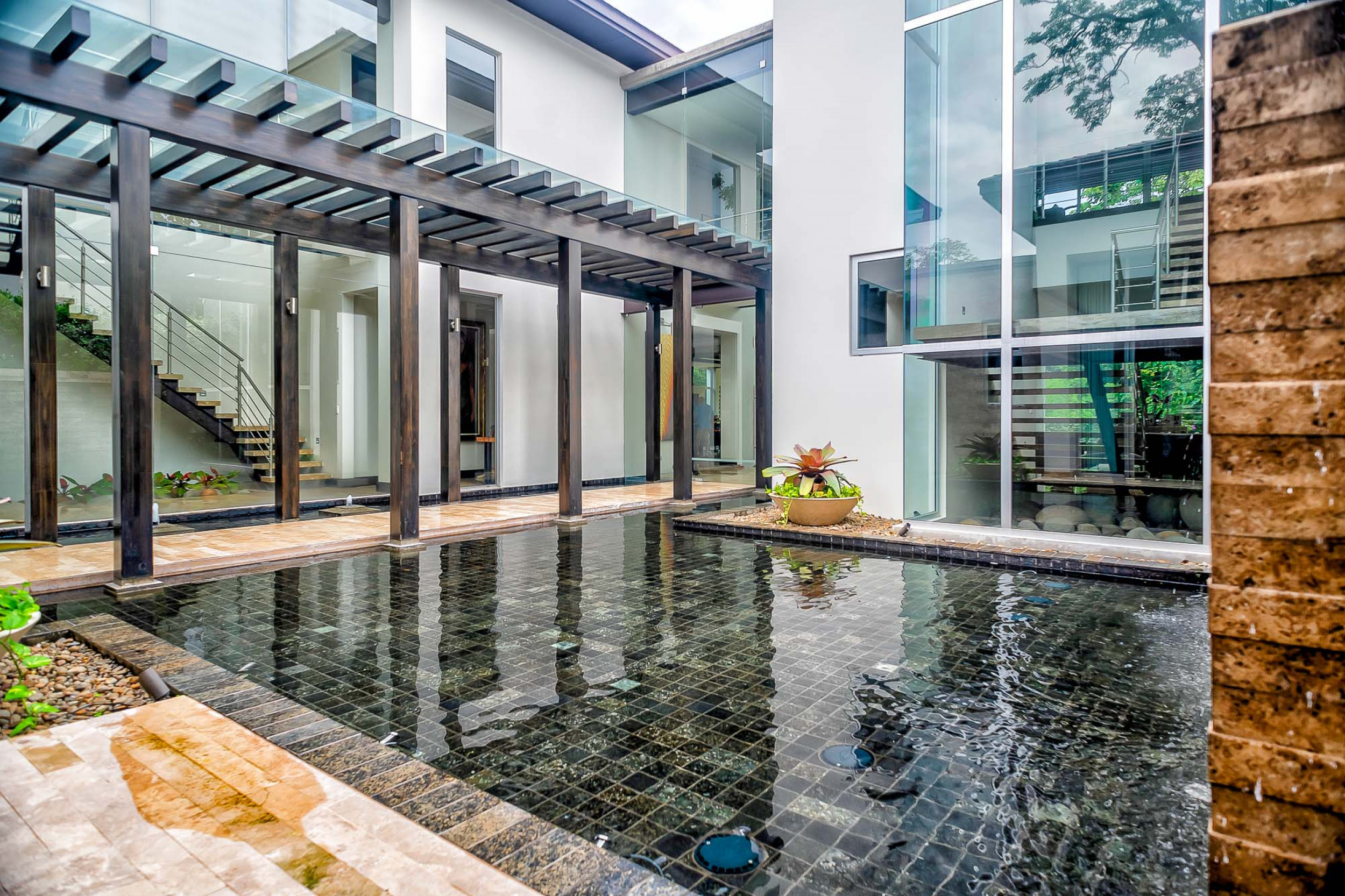 Luxurious Living: Casa Illuminata - Where Contemporary Elegance Meets Natural Splendor