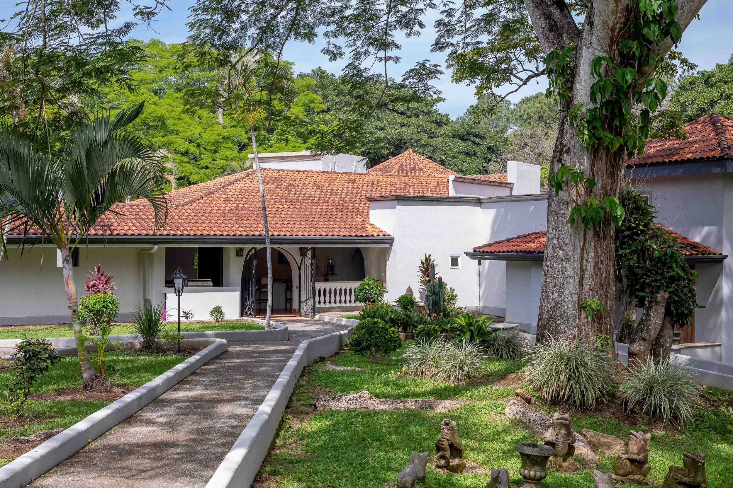 Resort-Style Luxury Villa in Turrucares, Alajuela: Your Dream Home Awaits!