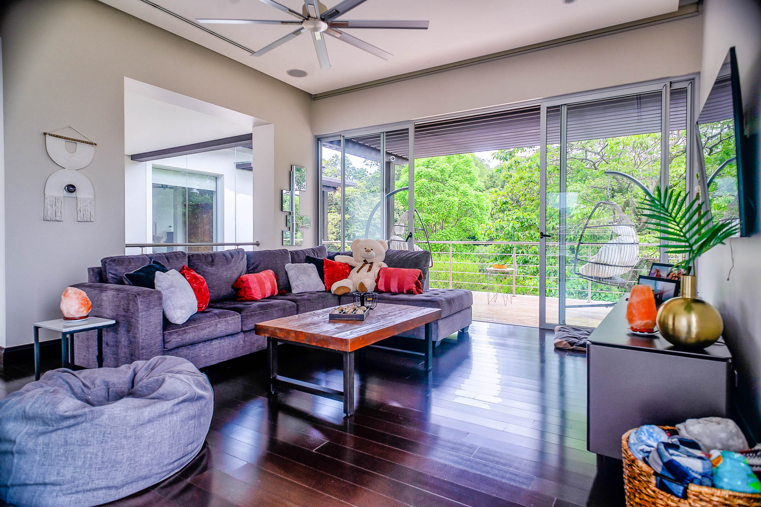 Luxurious Living: Casa Illuminata - Where Contemporary Elegance Meets Natural Splendor