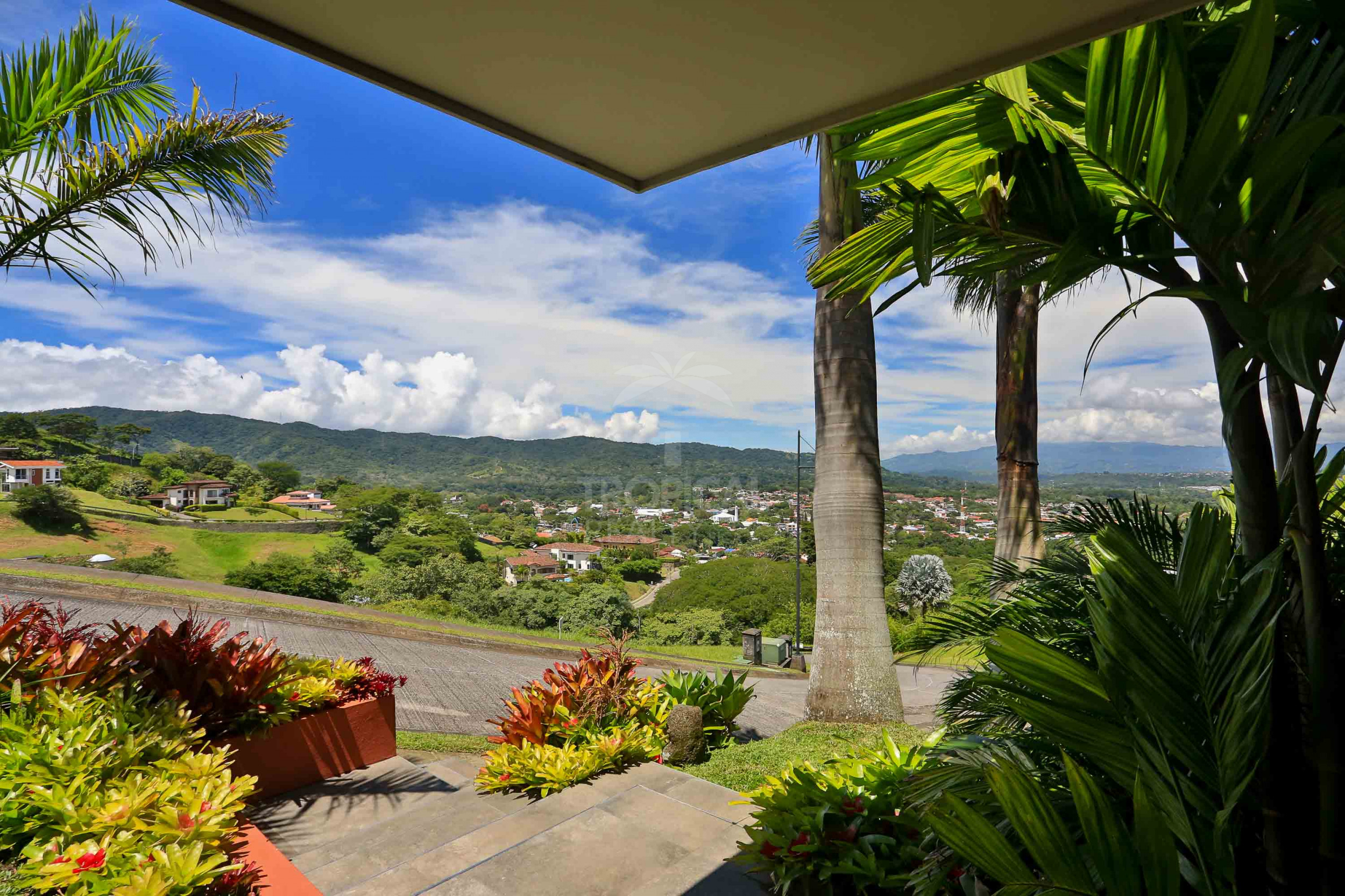 Luxury Home for Sale in Ciudad Colón – Infinity Pool & Forest Views