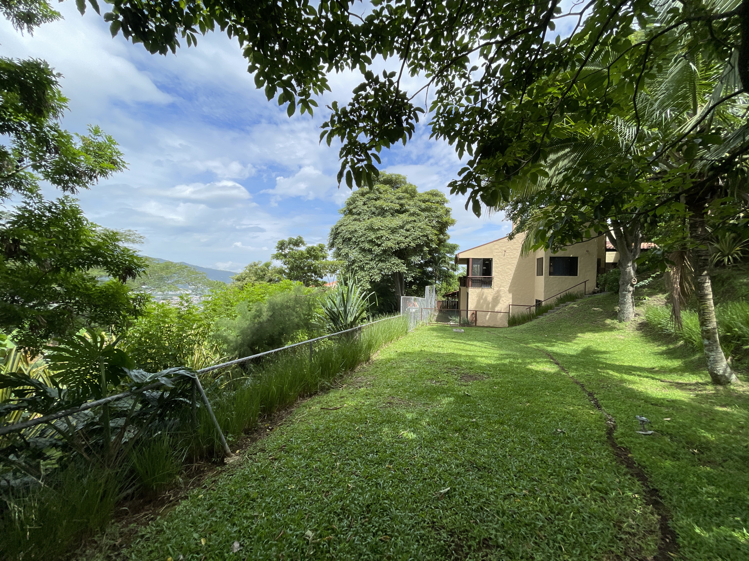 Spacious 5-Bedroom Home in Gated Community in Escazú, Guachipelin Norte