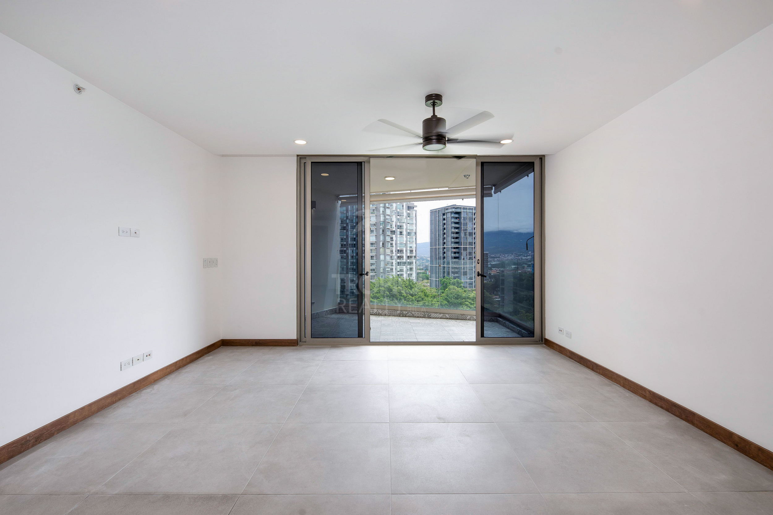 Luxury 10th Floor Condo with Panoramic Views in Nunciatura
