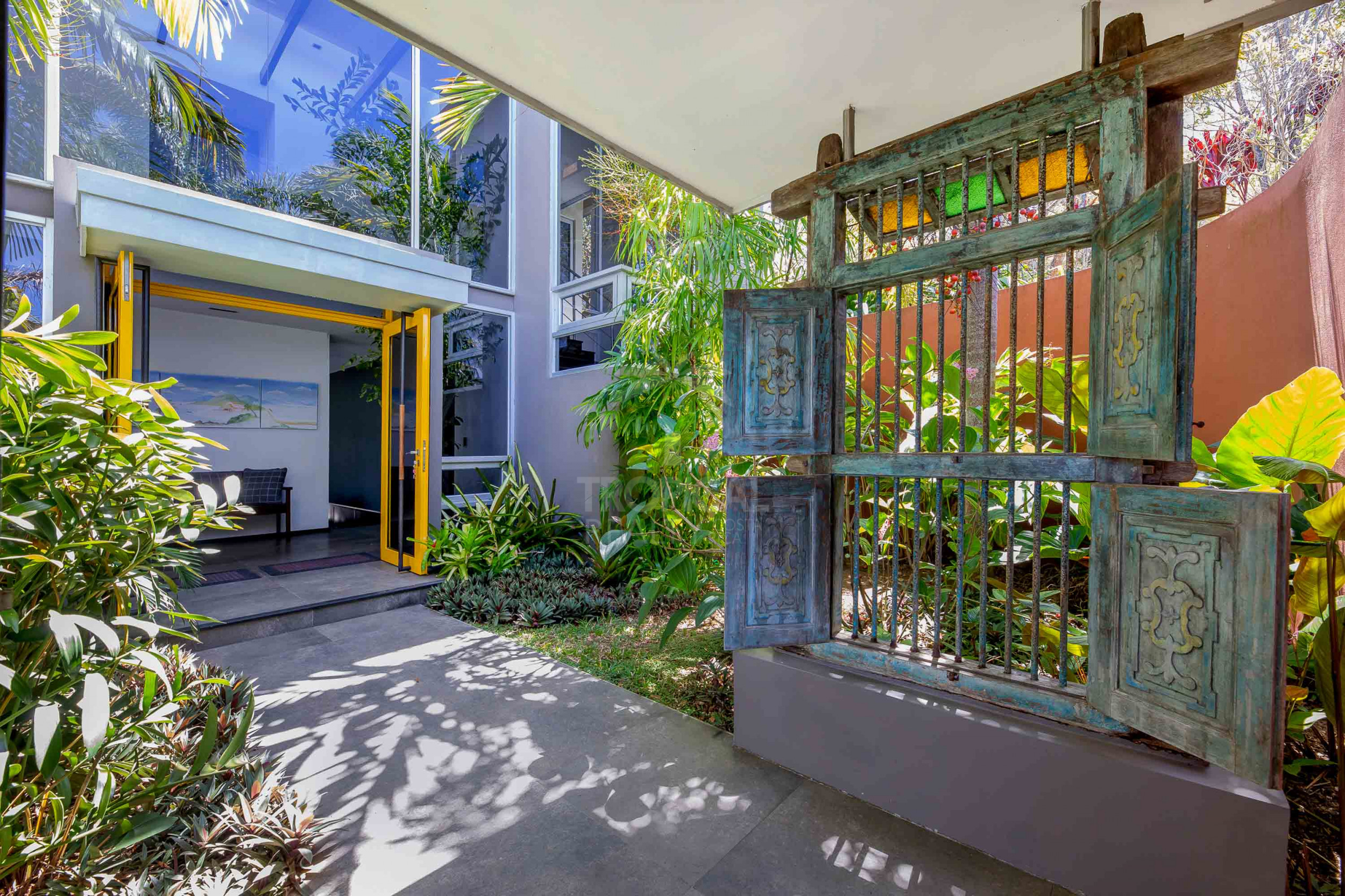 Luxury Home for Sale in Ciudad Colón – Infinity Pool & Forest Views