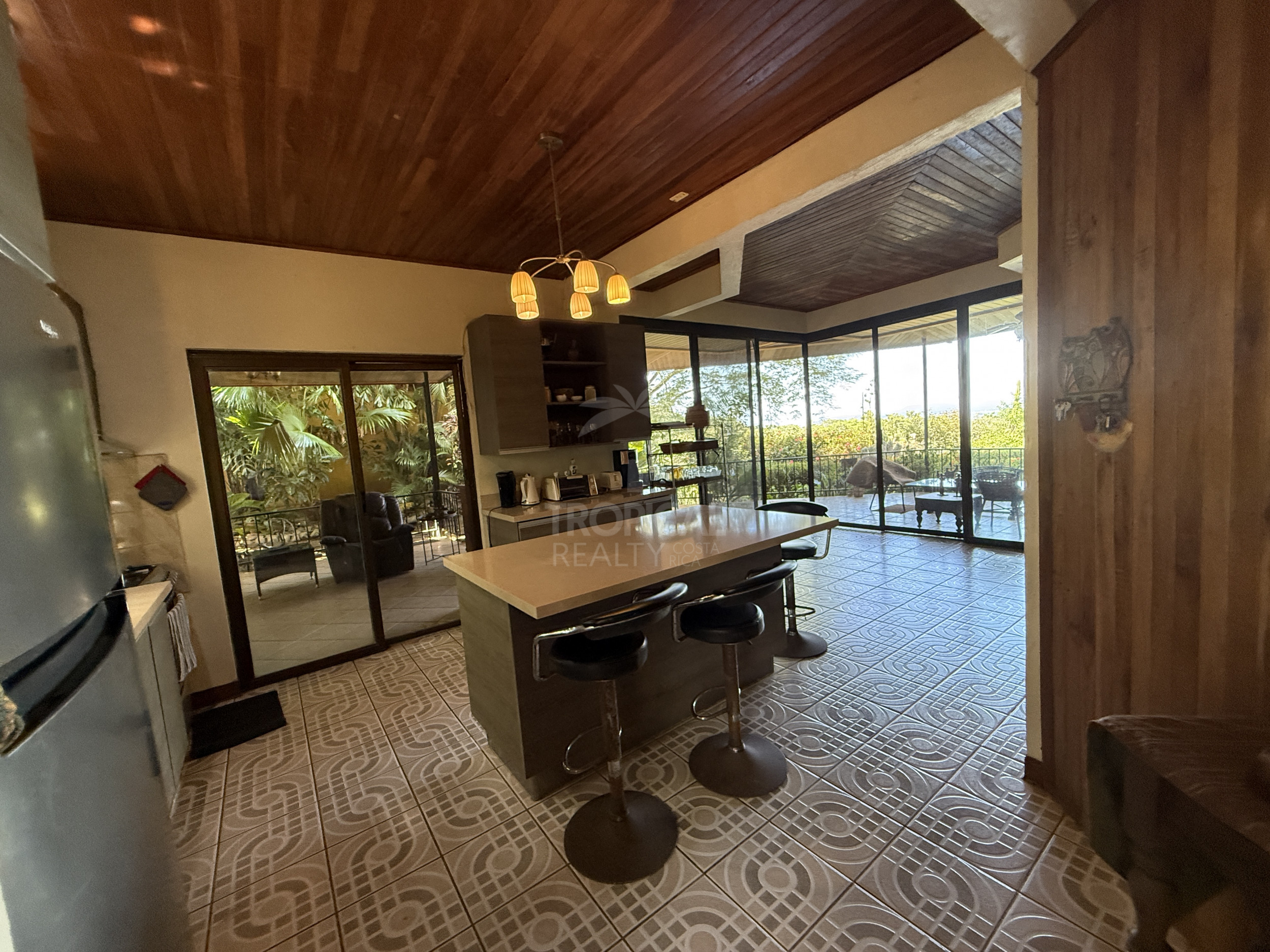 Property for sale with 3 houses and a cabin in Esparza!