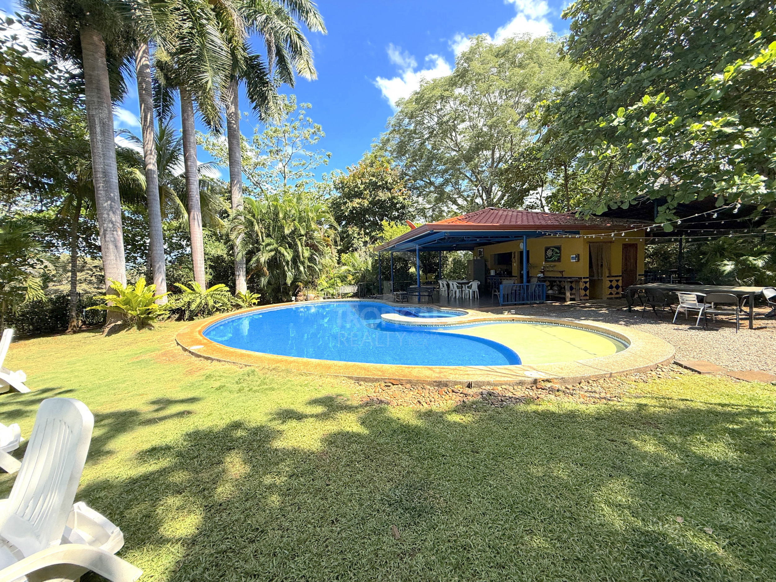 Property for sale with 3 houses and a cabin in Esparza!