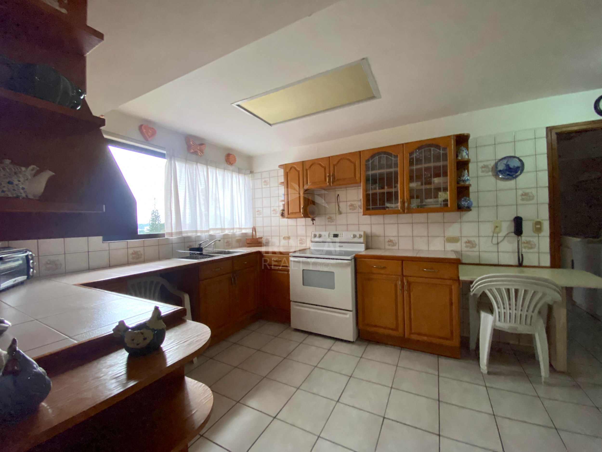 Spacious Apartment in Condominio Santa Fe: Space, Escazu