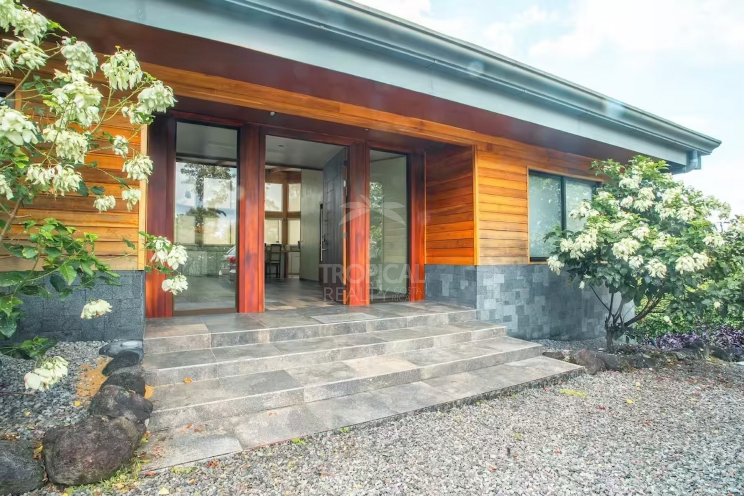 Own a Slice of Paradise in La Fortuna Arenal – Perfect for Living or Investing!