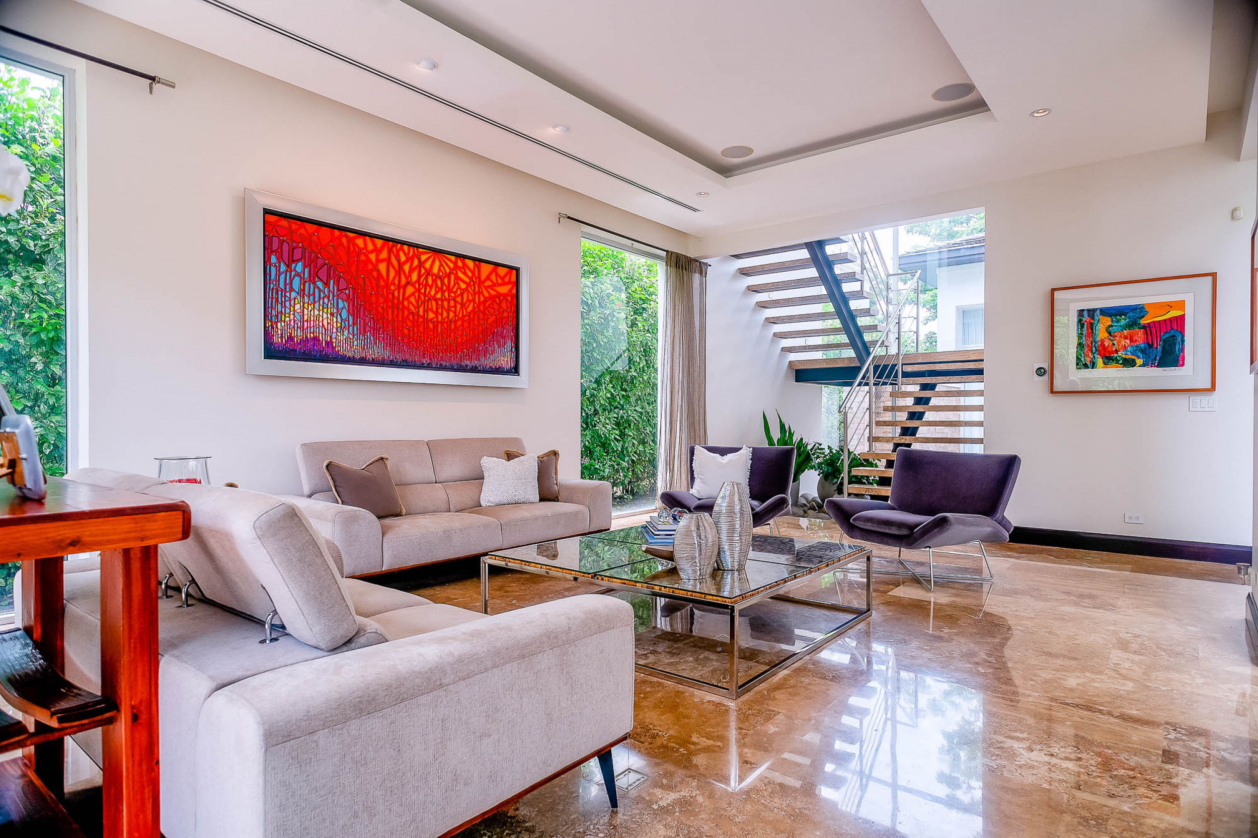 Luxurious Living: Casa Illuminata - Where Contemporary Elegance Meets Natural Splendor
