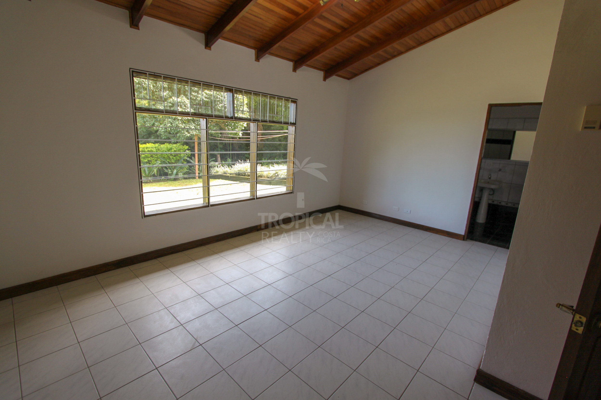 Single-Story Home for Sale – Santa Ana, Piedades | Expansive 2,650 m² Lot with Scenic Views and Development Potential