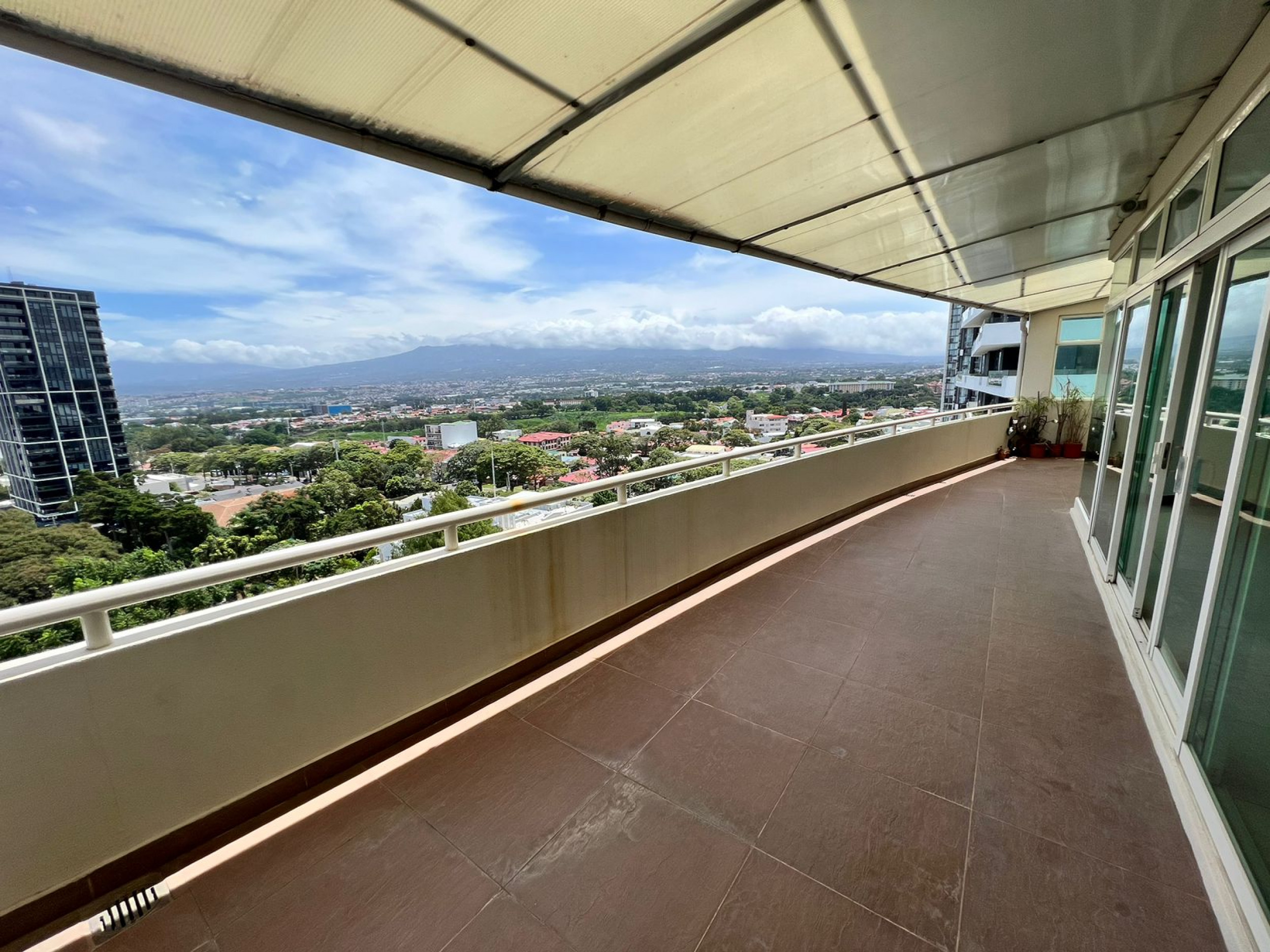 Penthouse Exclusivo en Torre Nunciatura: Elegancia y Funcionalidad SOLD