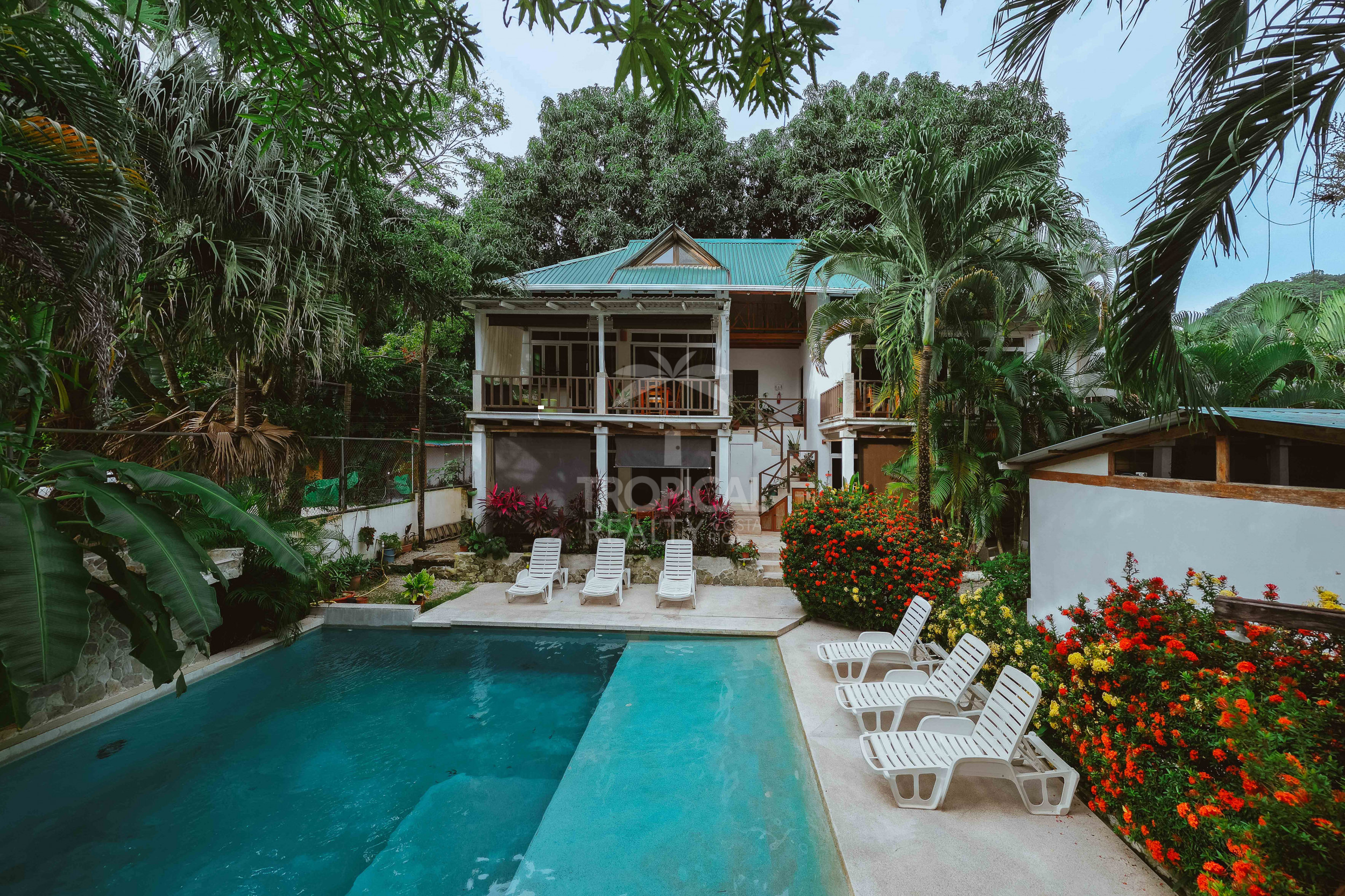 Prime Investment Opportunity: Luxurious Residence in Santa Teresa