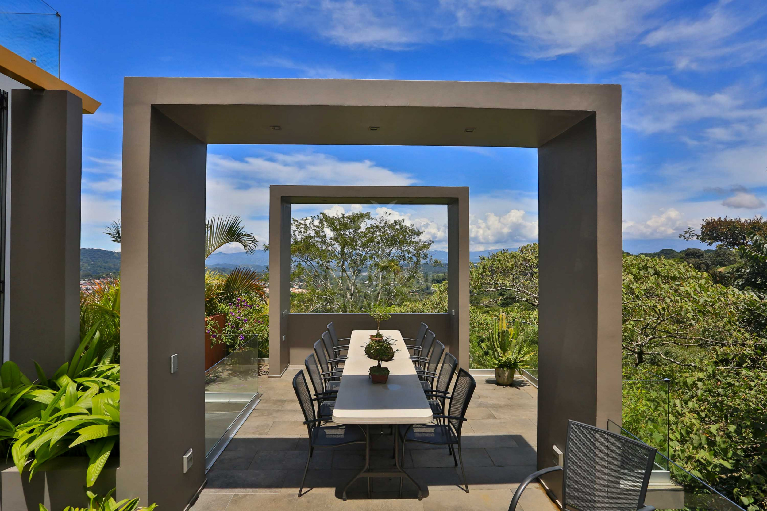Luxury Home for Sale in Ciudad Colón – Infinity Pool & Forest Views