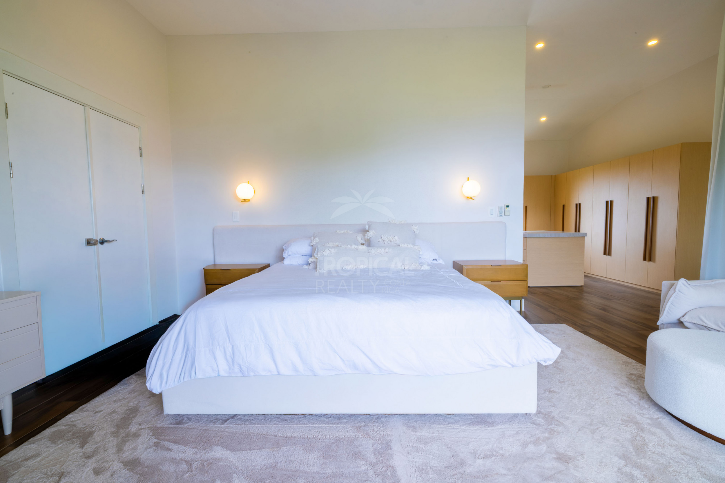 Luxury Residence for Sale in Hacienda Los Reyes – Contemporary Design, Guest Apartment & Exclusive Lifestyle