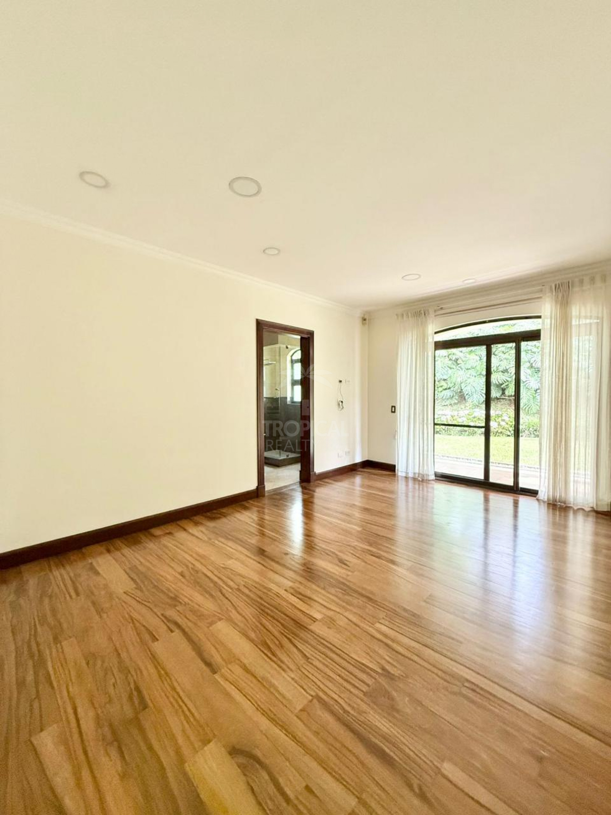 Luxury Single-Story Home in Monterán, Curridabat – 4 Bedrooms, Jacuzzi & 2,800 m² Lot