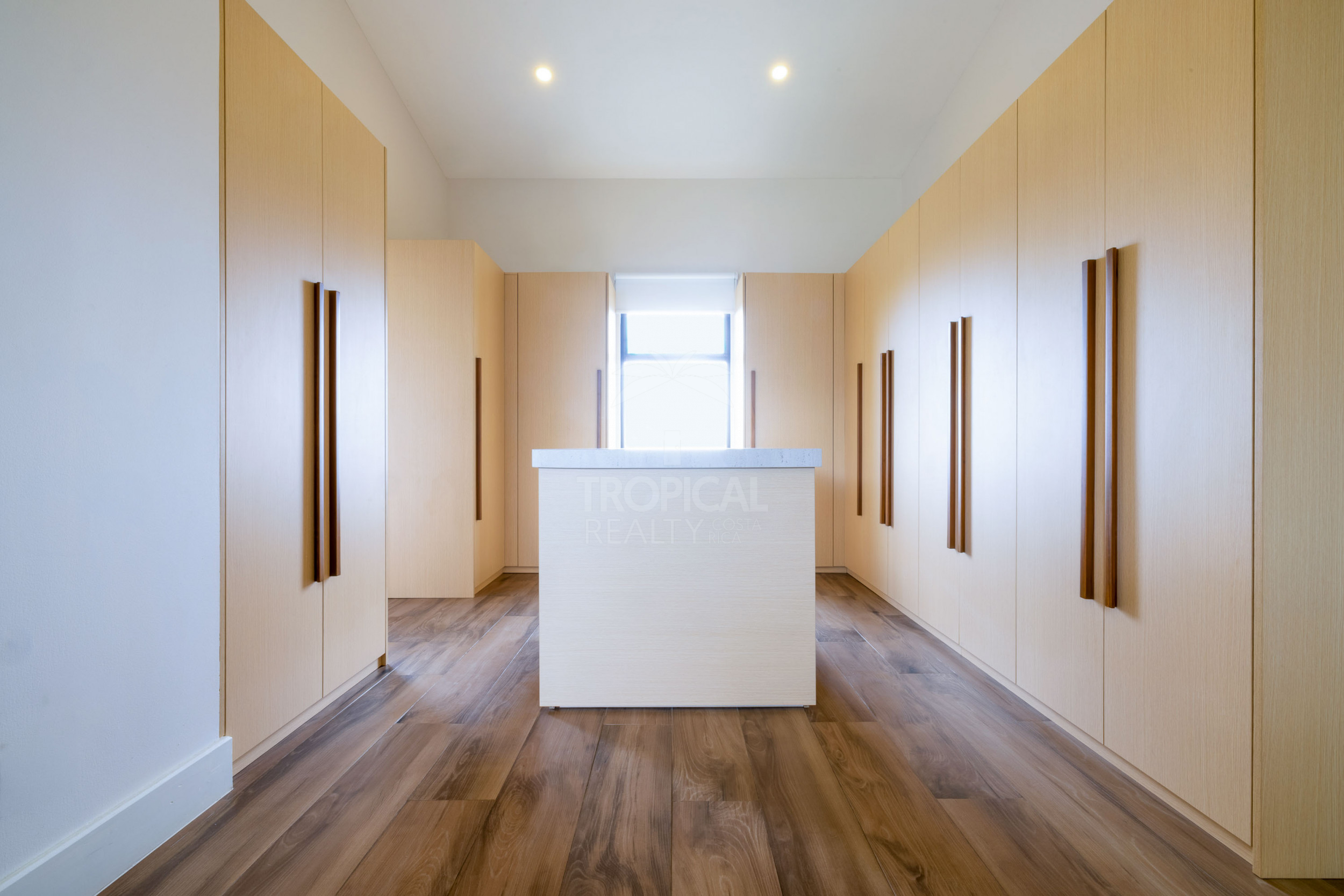 Luxury Residence for Sale in Hacienda Los Reyes – Contemporary Design, Guest Apartment & Exclusive Lifestyle
