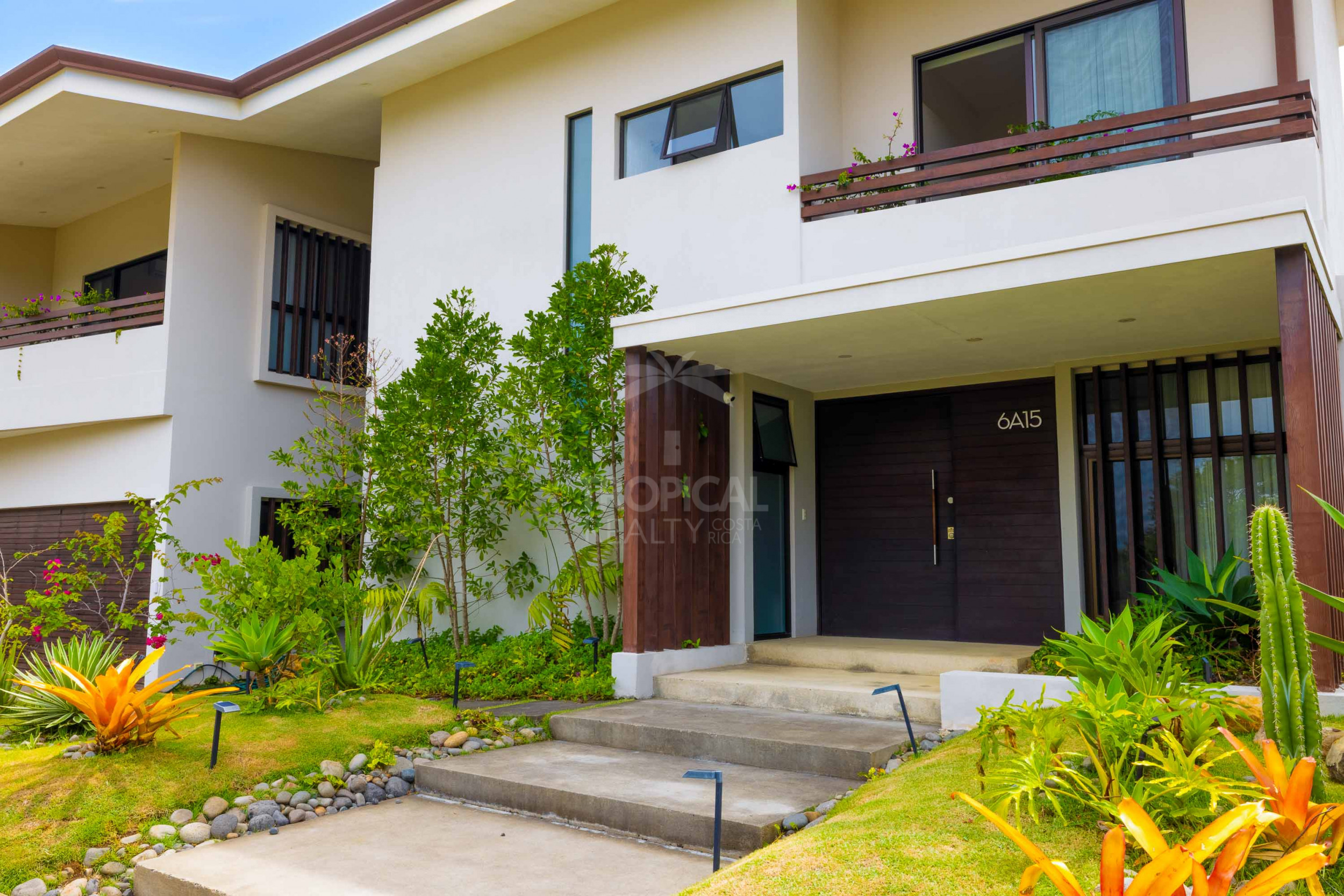 Luxury Residence for Sale in Hacienda Los Reyes – Contemporary Design, Guest Apartment & Exclusive Lifestyle
