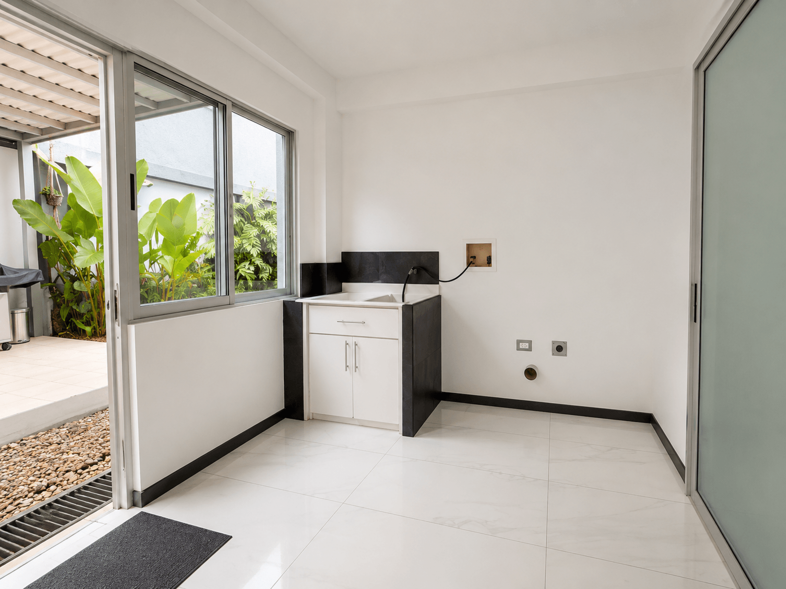 Modern Home for Rent in Santa Ana – 3 Bedrooms with Terrace and Spacious Living Areas