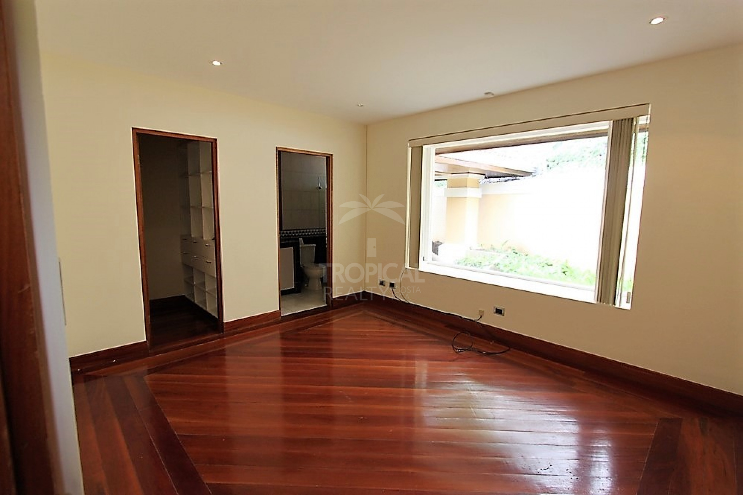 Single-Story Independent Home with Panoramic Valley Views in Jaboncillos, Escazú