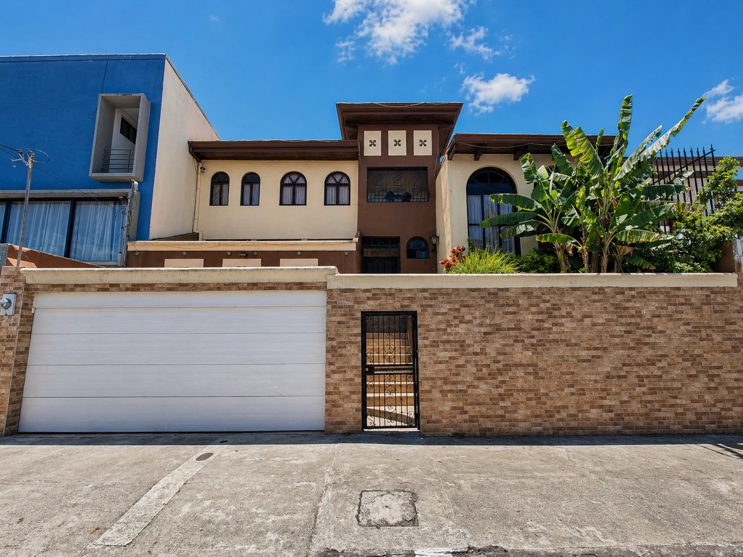 Home for Sale in Curridabat – 3 Levels, Office, TV Room & Spacious Layout