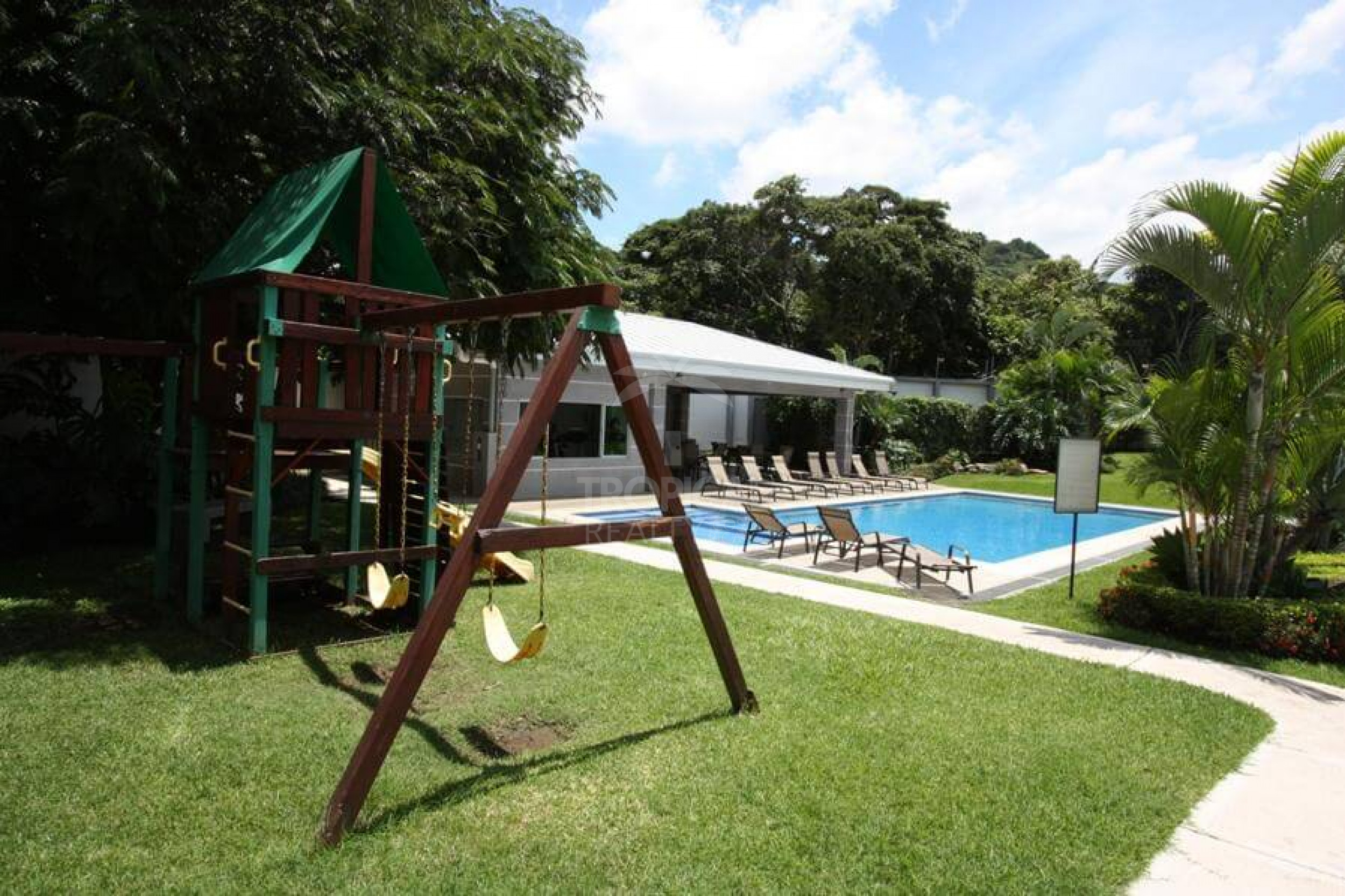 Modern Home for Rent in Santa Ana – 3 Bedrooms with Terrace and Spacious Living Areas