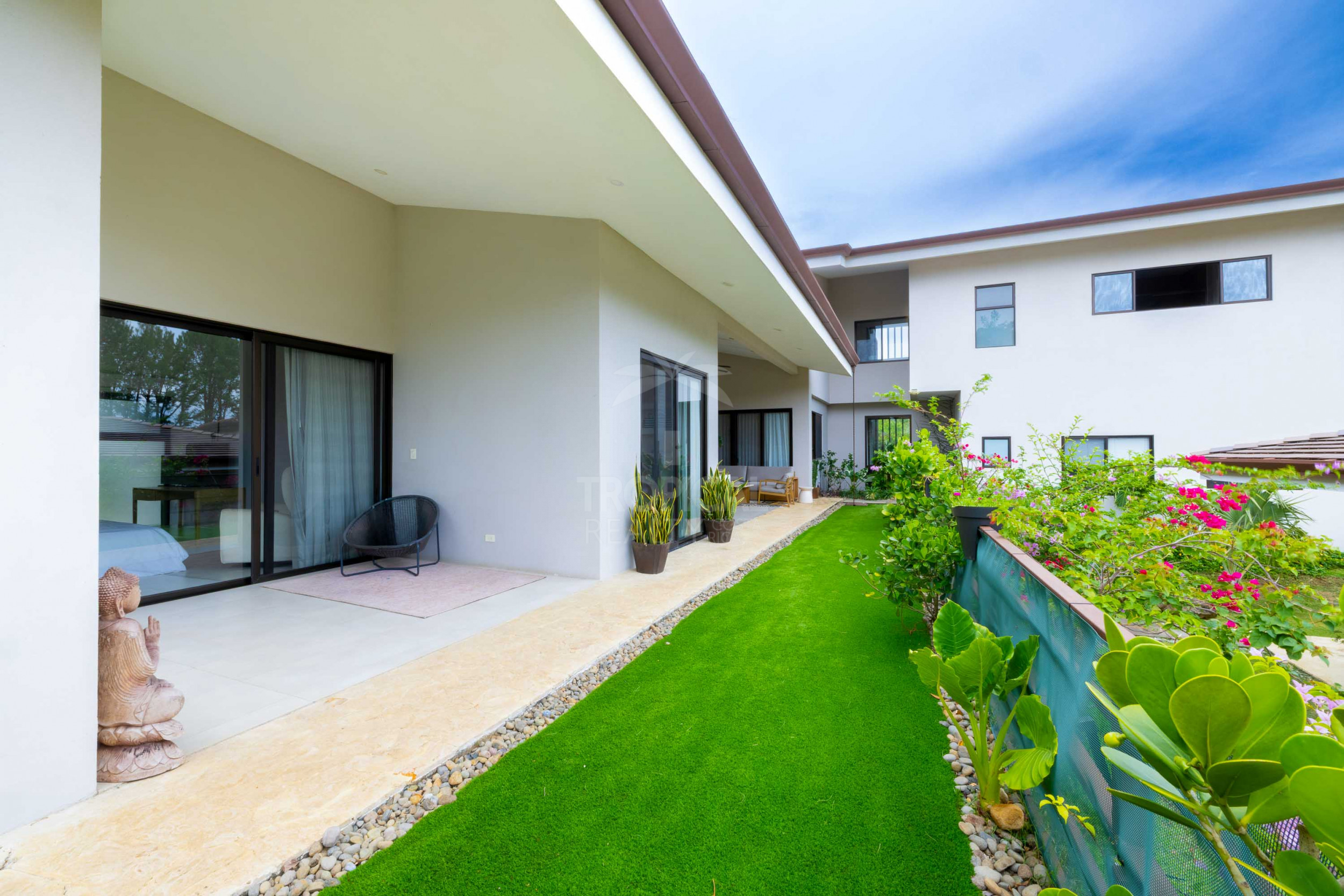 Luxury Residence for Sale in Hacienda Los Reyes – Contemporary Design, Guest Apartment & Exclusive Lifestyle