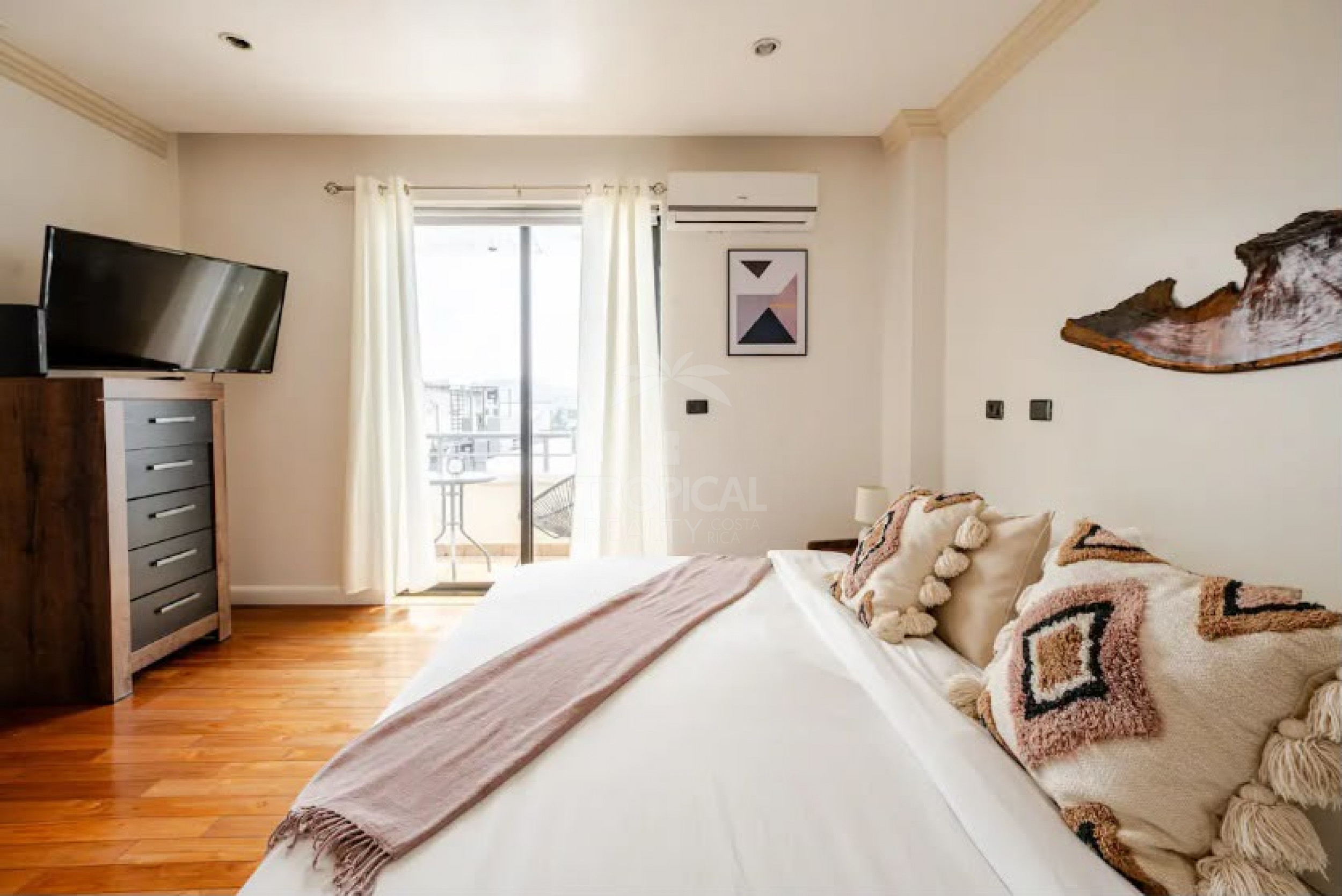 Exclusive Fully Furnished Apartment in Trejos Montealegre, Escazú