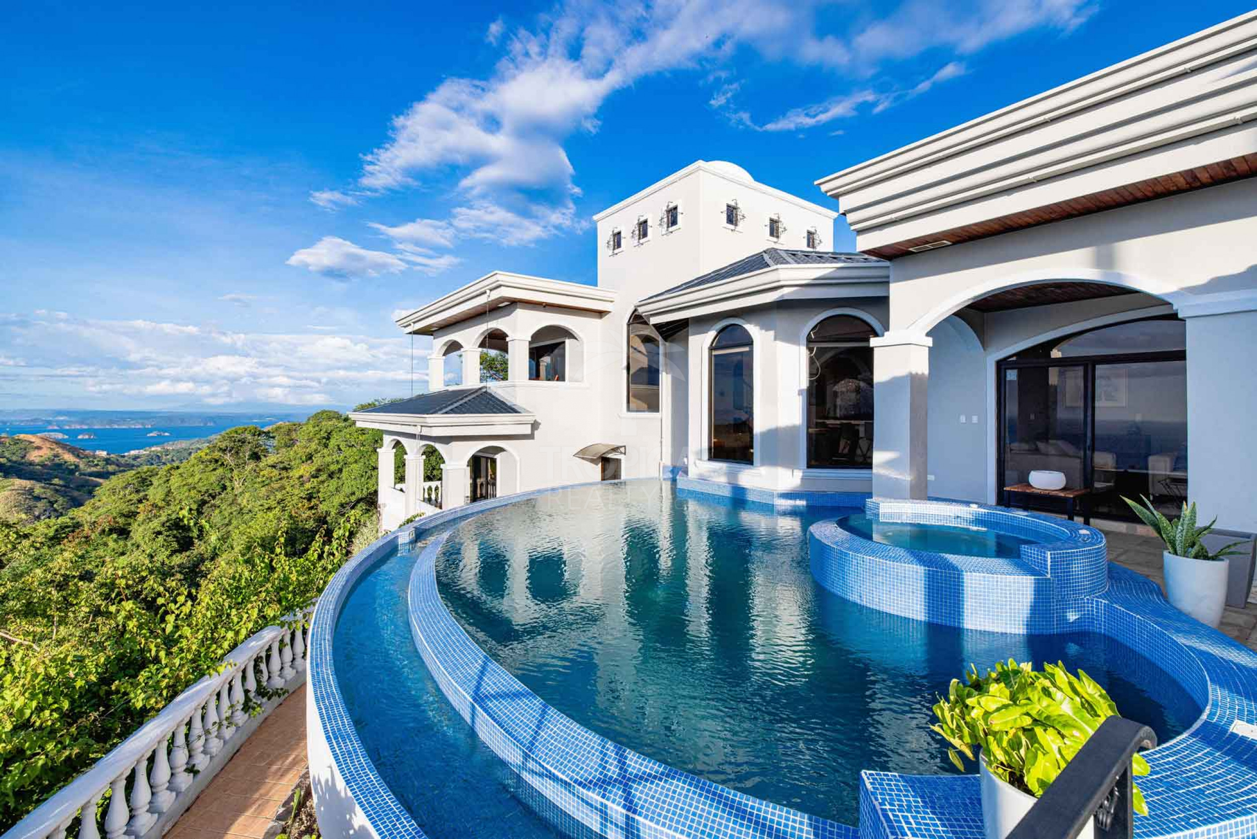 Luxury Villa in Guanacaste with Infinity Pool and Panoramic Ocean & Volcano Views