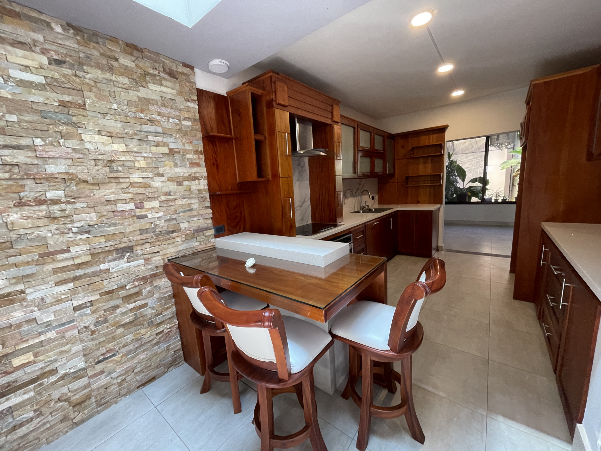 Detached House in Escazú, Trejos Montealegre: For Sale or Rent