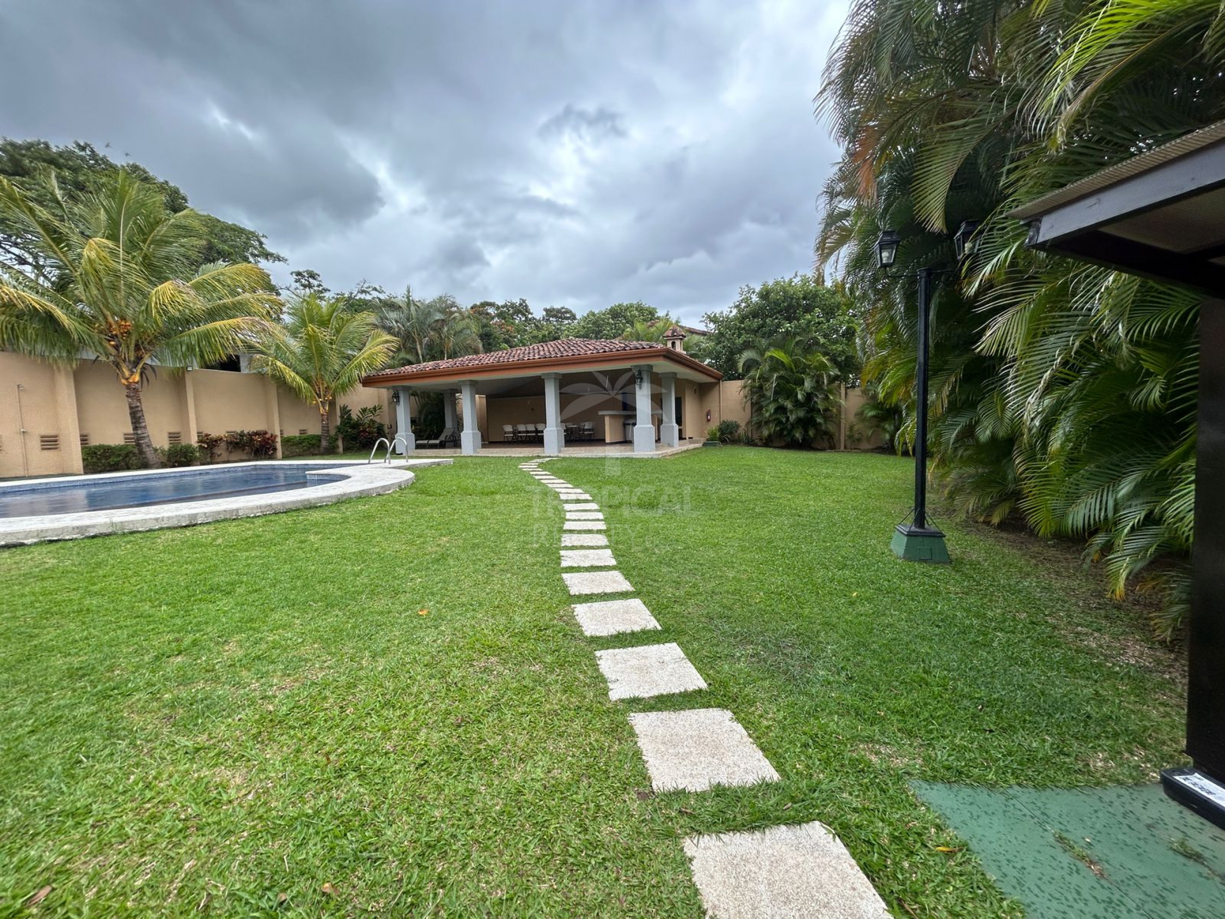 Modern Home for Sale or Rent in Gated Community near La Paco, Escazú RENTED