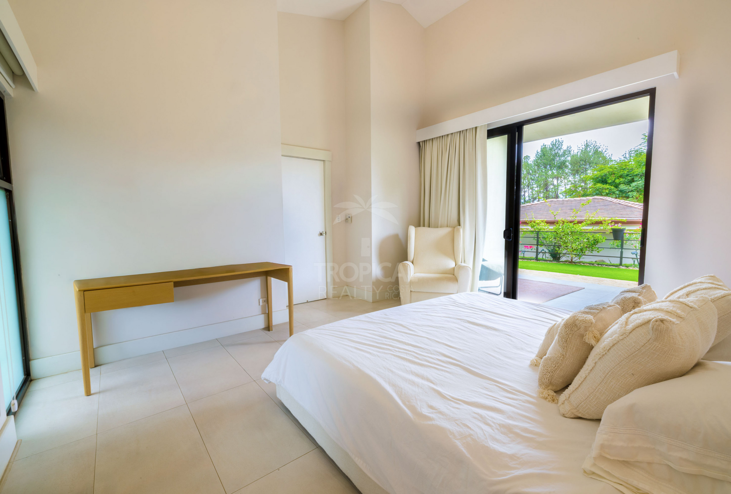 Luxury Residence for Sale in Hacienda Los Reyes – Contemporary Design, Guest Apartment & Exclusive Lifestyle