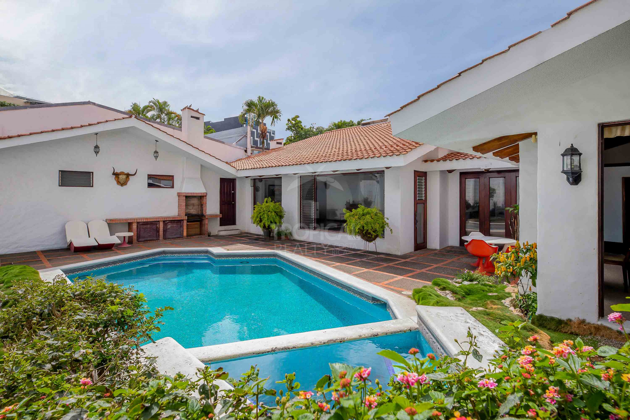 Single-Story Home with Private Pool for Sale in Trejos Montealegre, Escazú SOLD