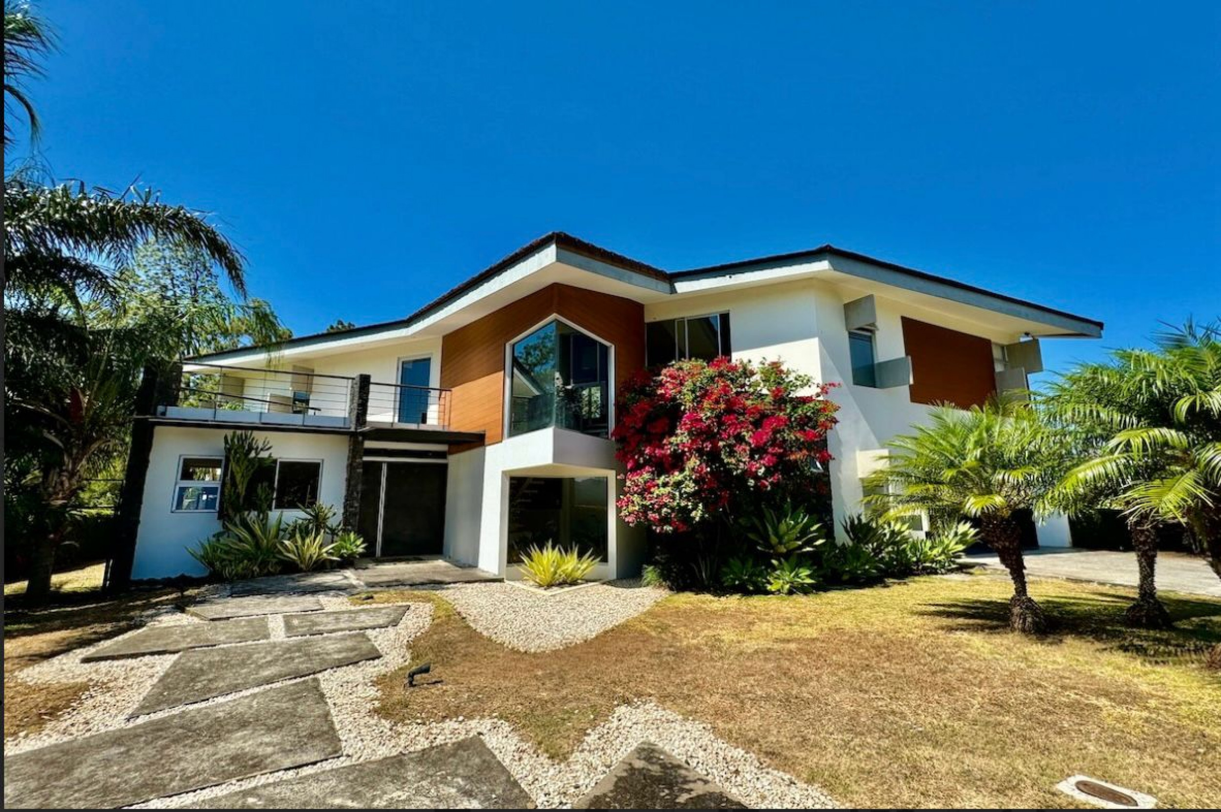 Charming two-story residence in Los Reyes La Guacima SOLD