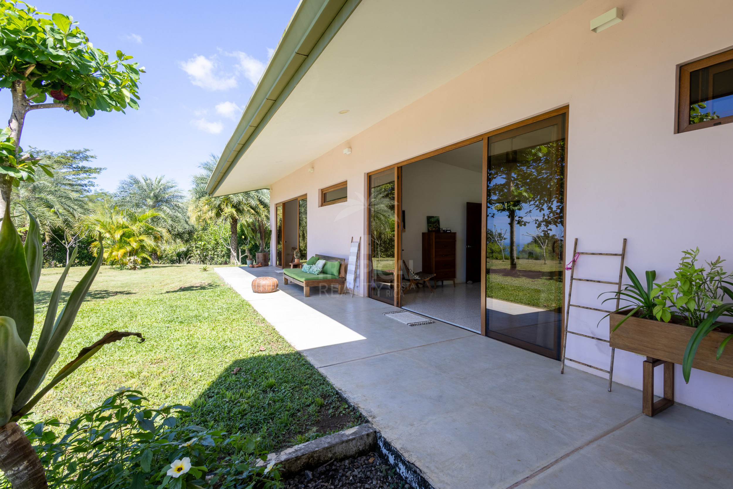 Villa de lujo con vista al mar en condominio cerrado – 3 habitaciones / 3.5 baños, piscina y lote de 5.000 m²