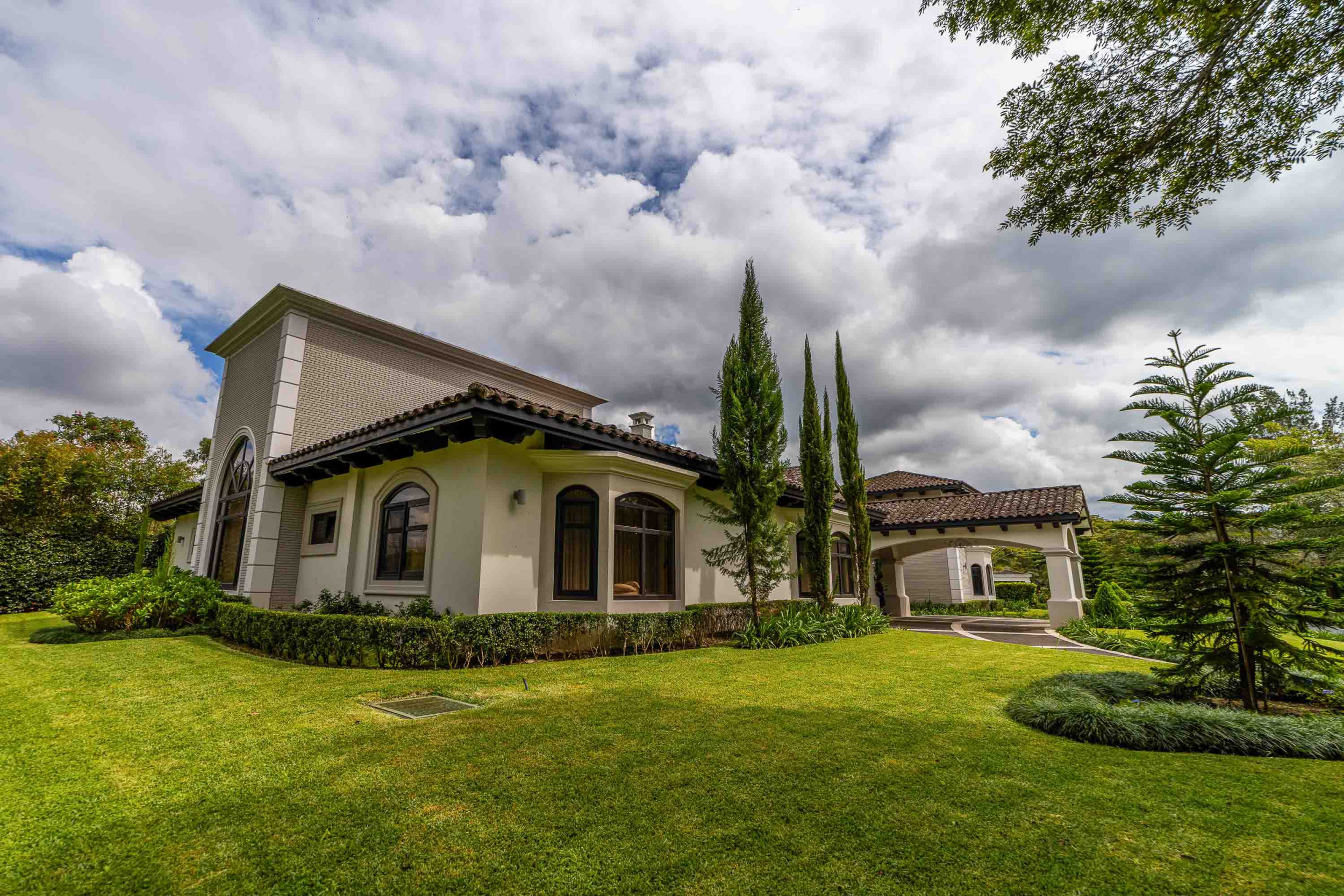Monteran Luxury Estate: Exquisite 3-Bedroom Residence SOLD