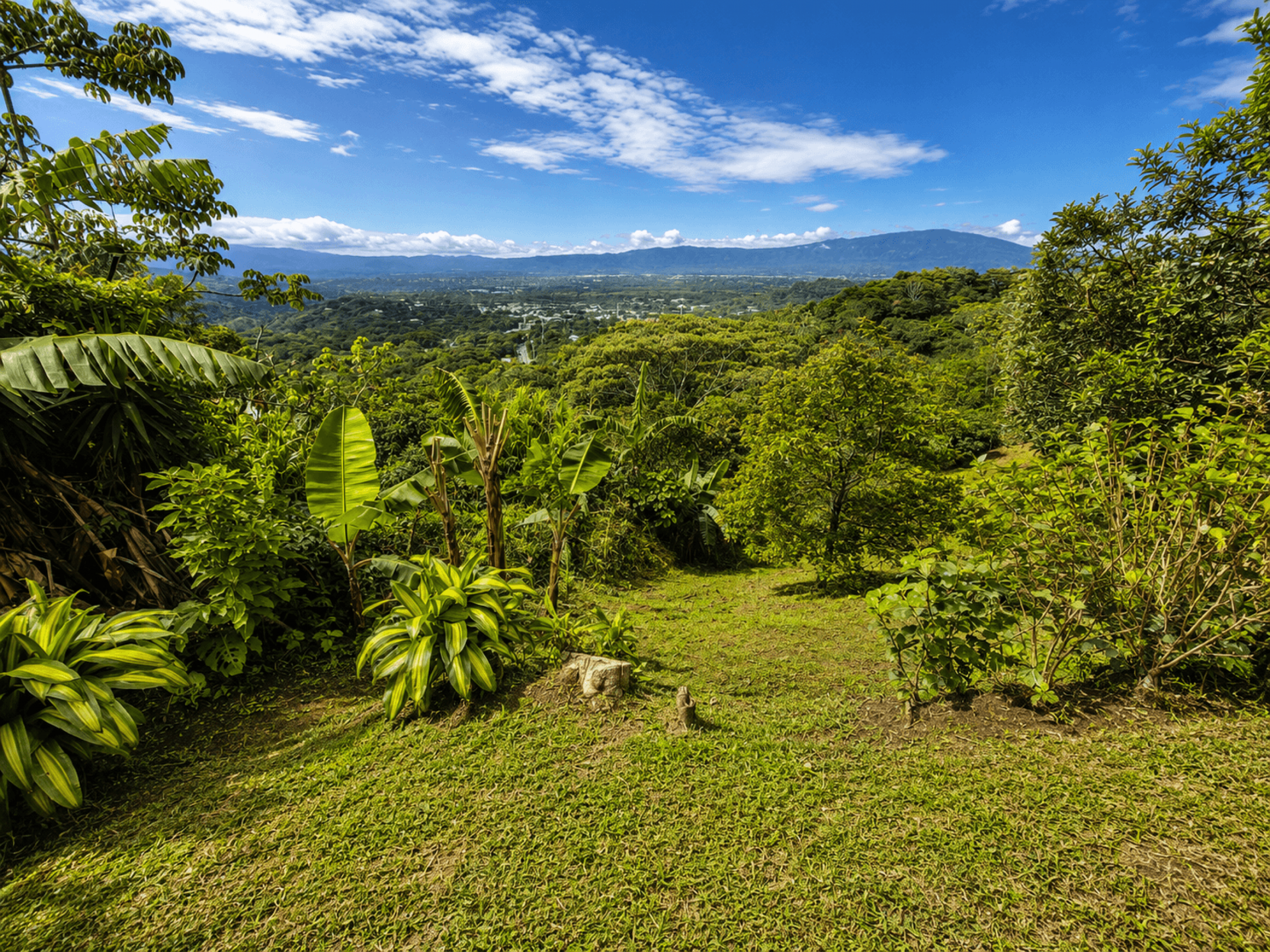 Home with large Lot and Spectacular Panoramic Views in Ciudad Colón
