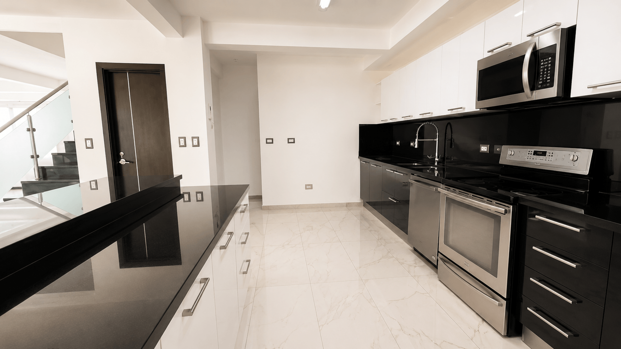 Modern Home for Rent in Santa Ana – 3 Bedrooms with Terrace and Spacious Living Areas